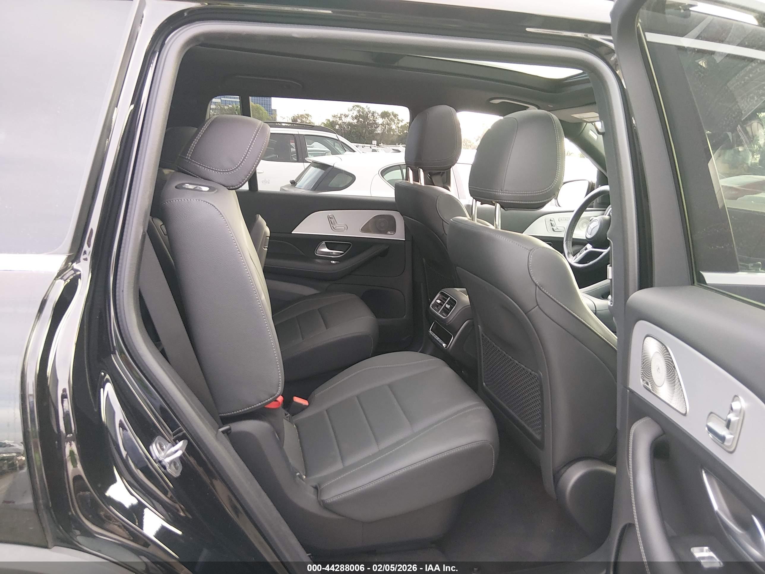 MERCEDES-BENZ GLS image 8