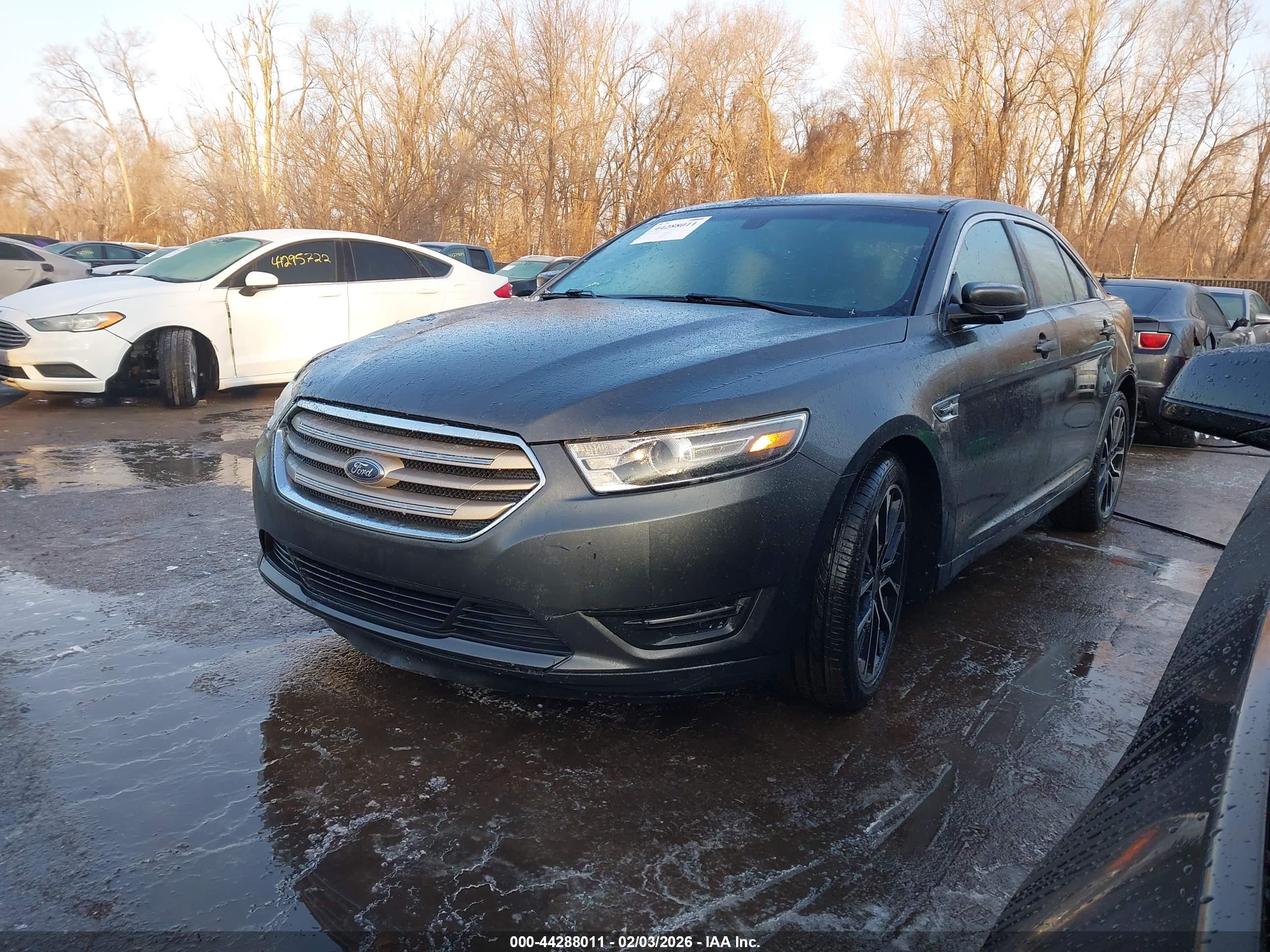 FORD TAURUS image 2