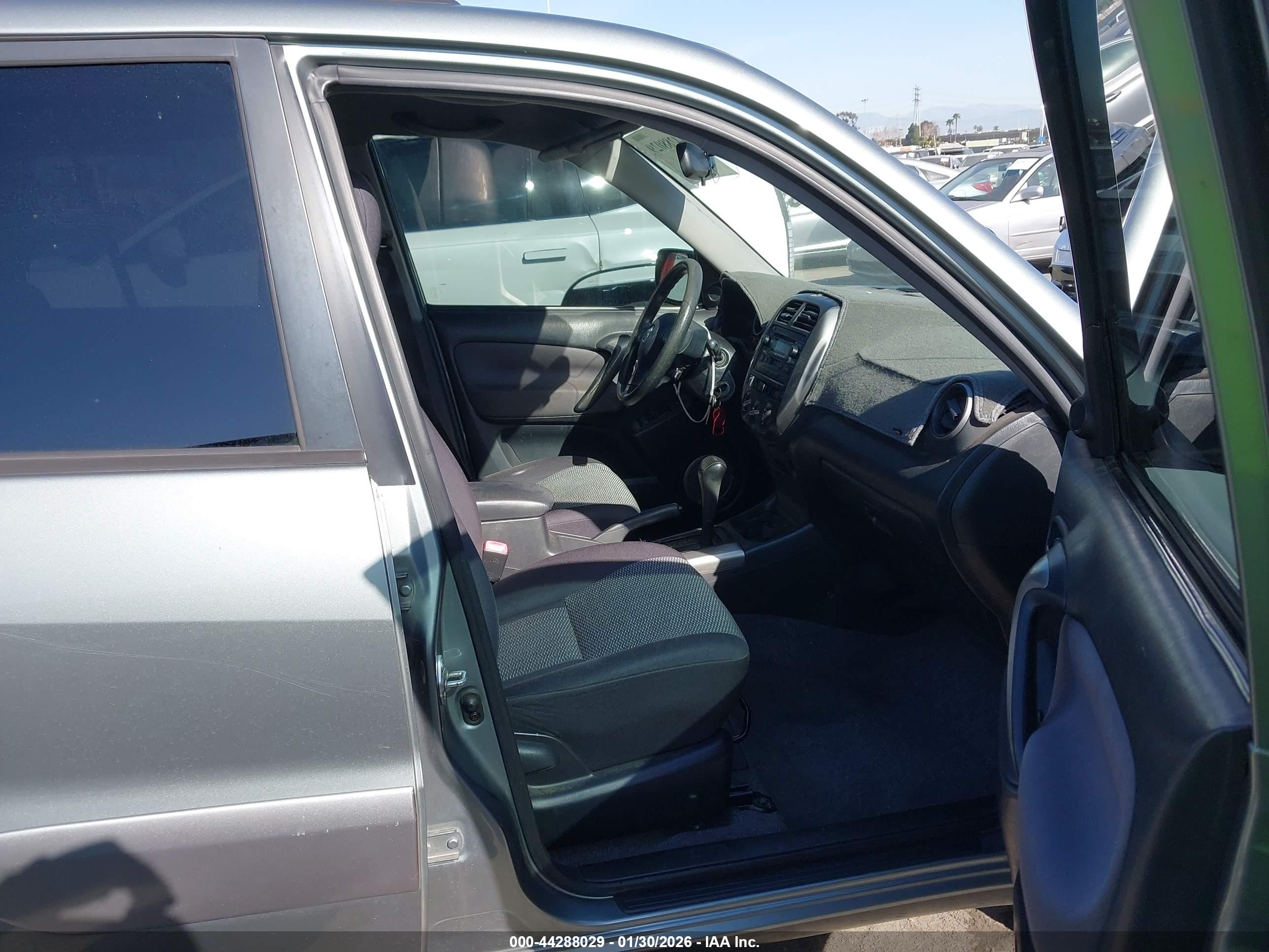 TOYOTA RAV4 image 5