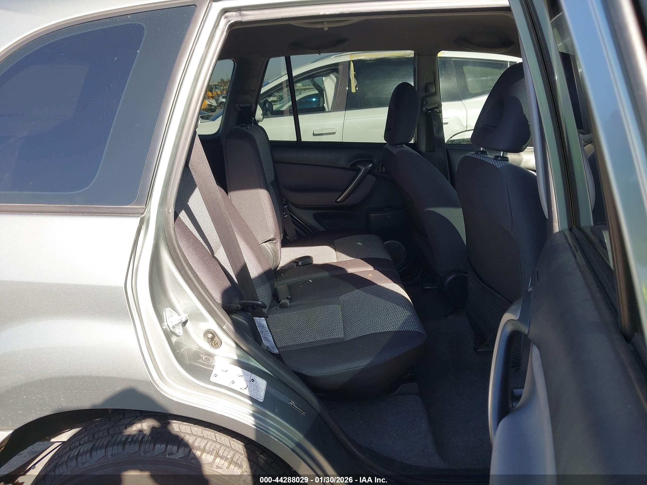 TOYOTA RAV4 image 8