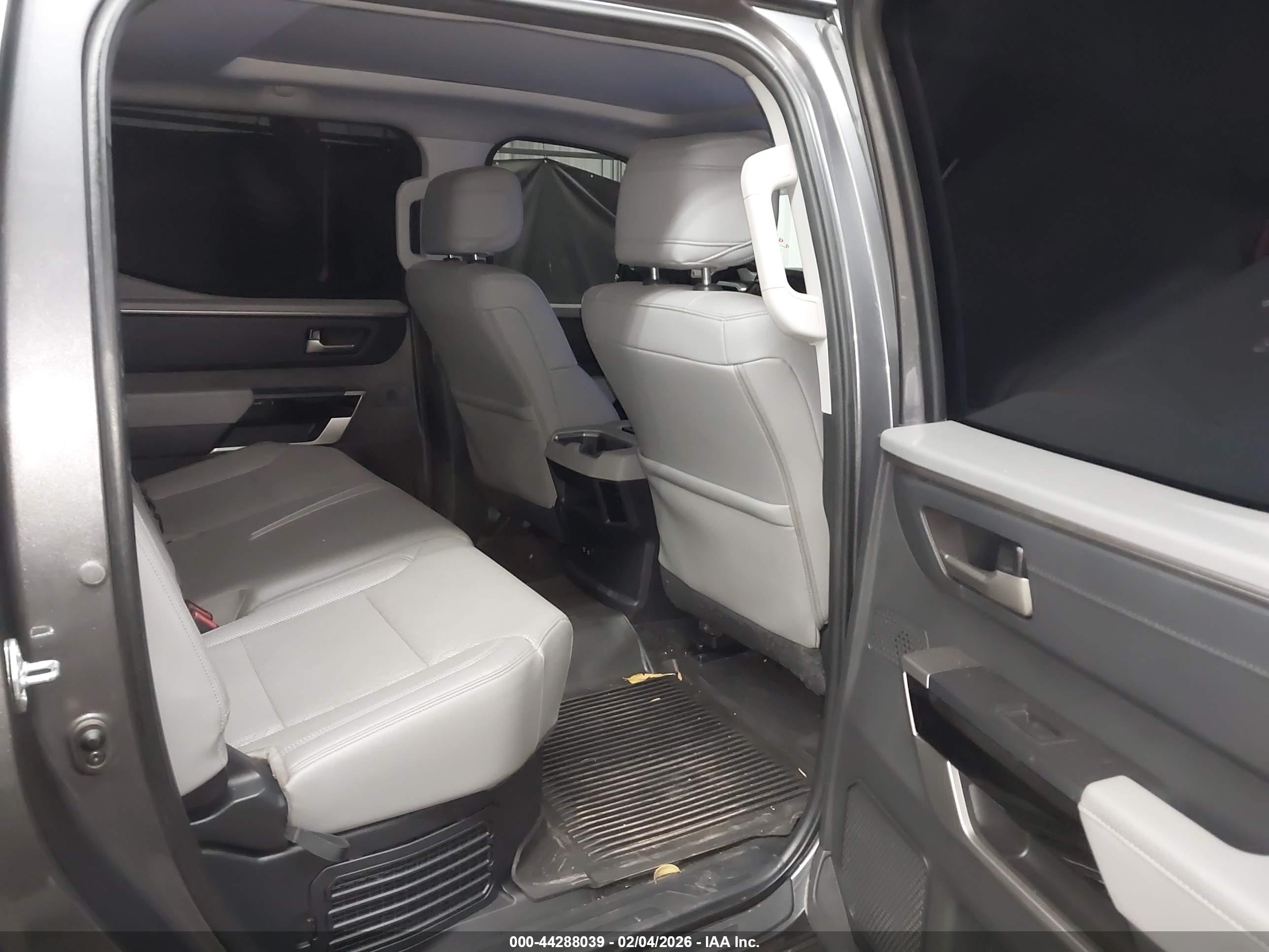 TOYOTA TUNDRA image 8