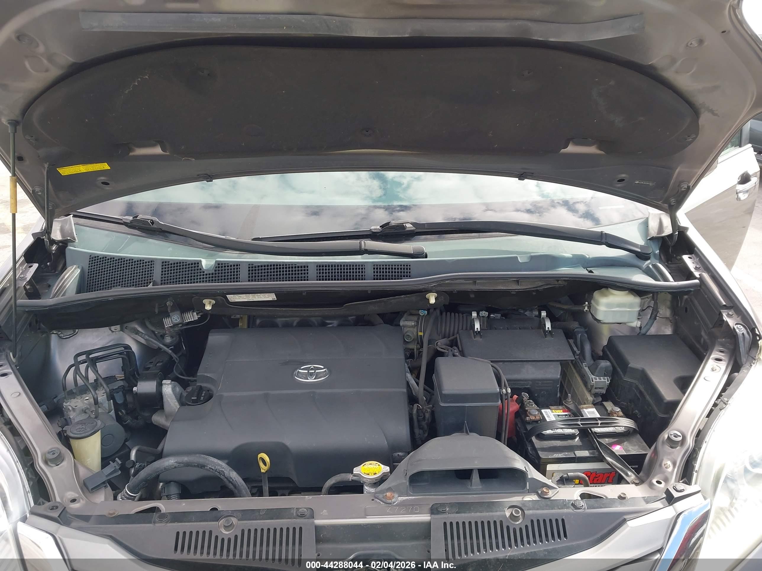 TOYOTA SIENNA image 10