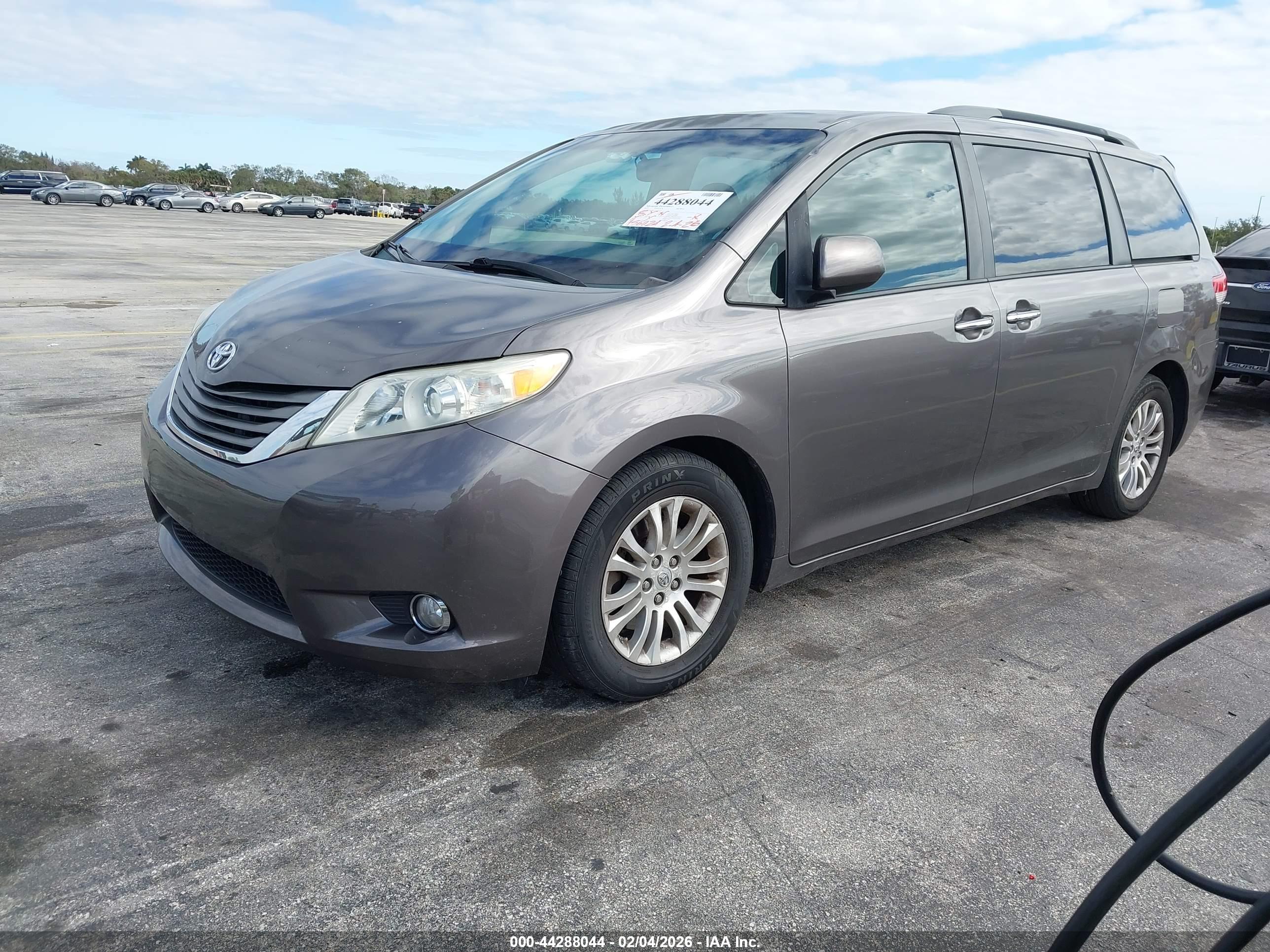 TOYOTA SIENNA image 2