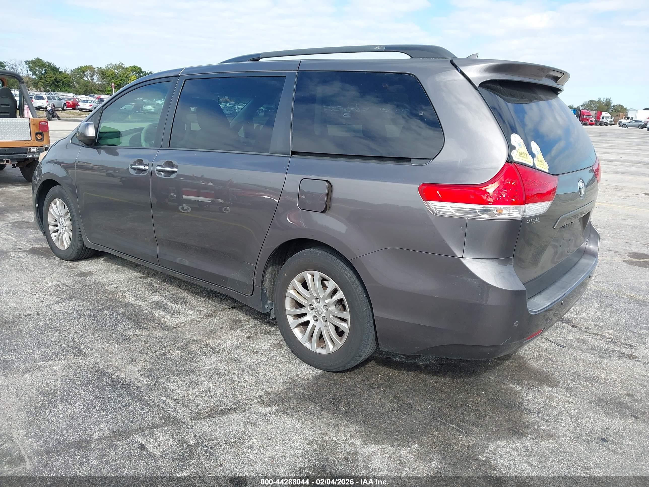 TOYOTA SIENNA image 3