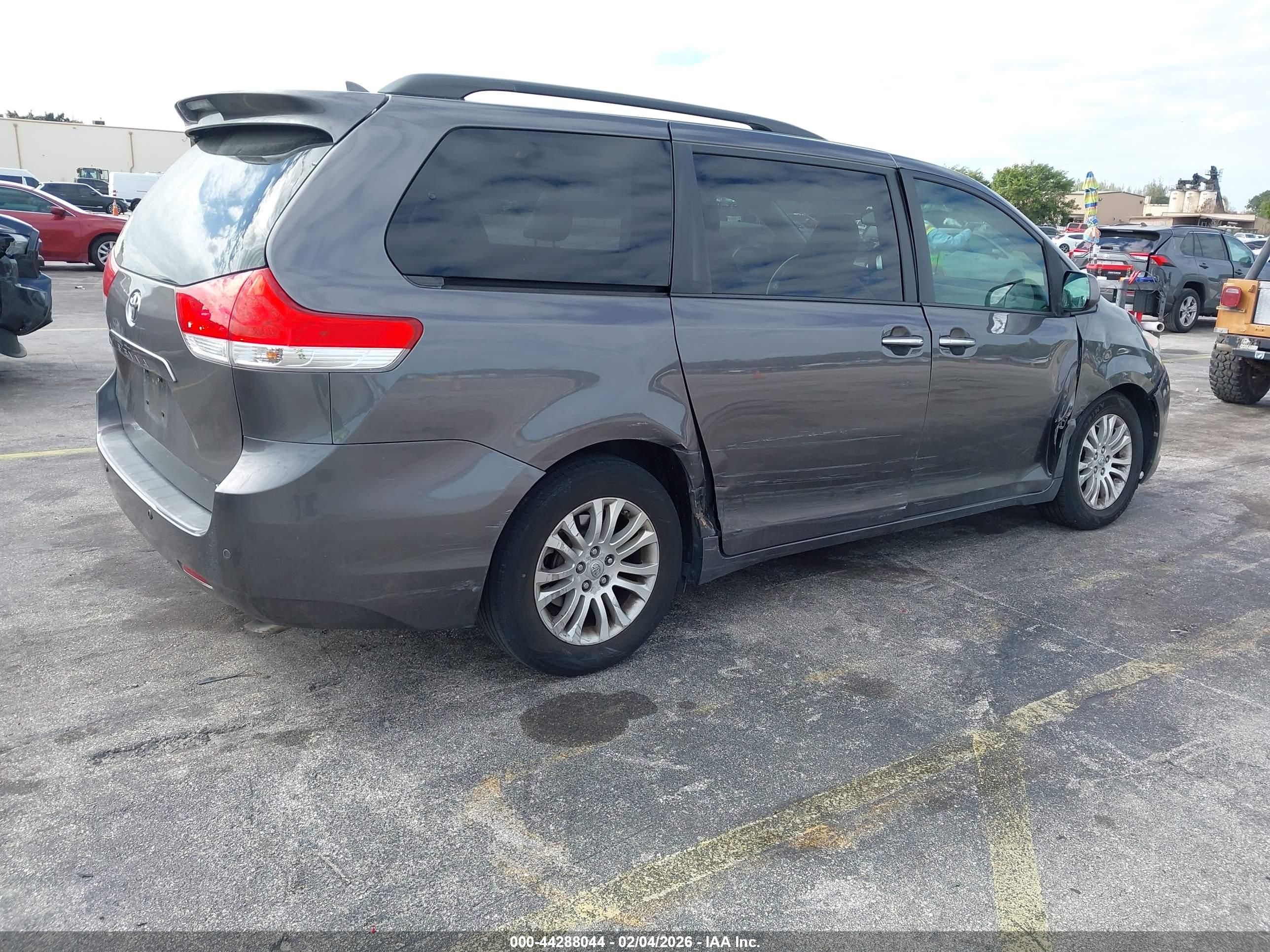 TOYOTA SIENNA image 4