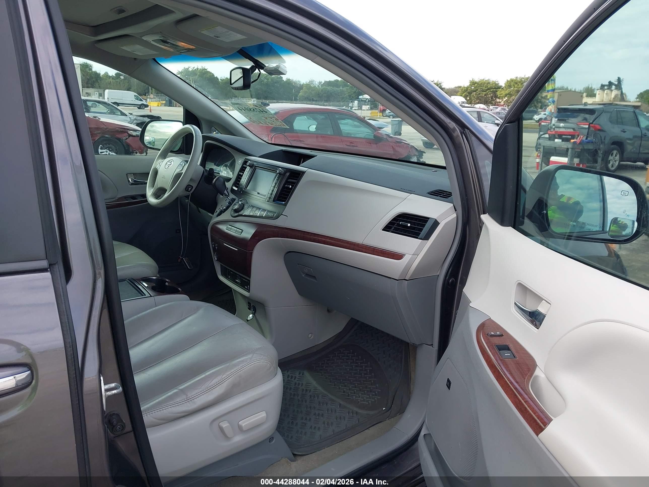 TOYOTA SIENNA image 5