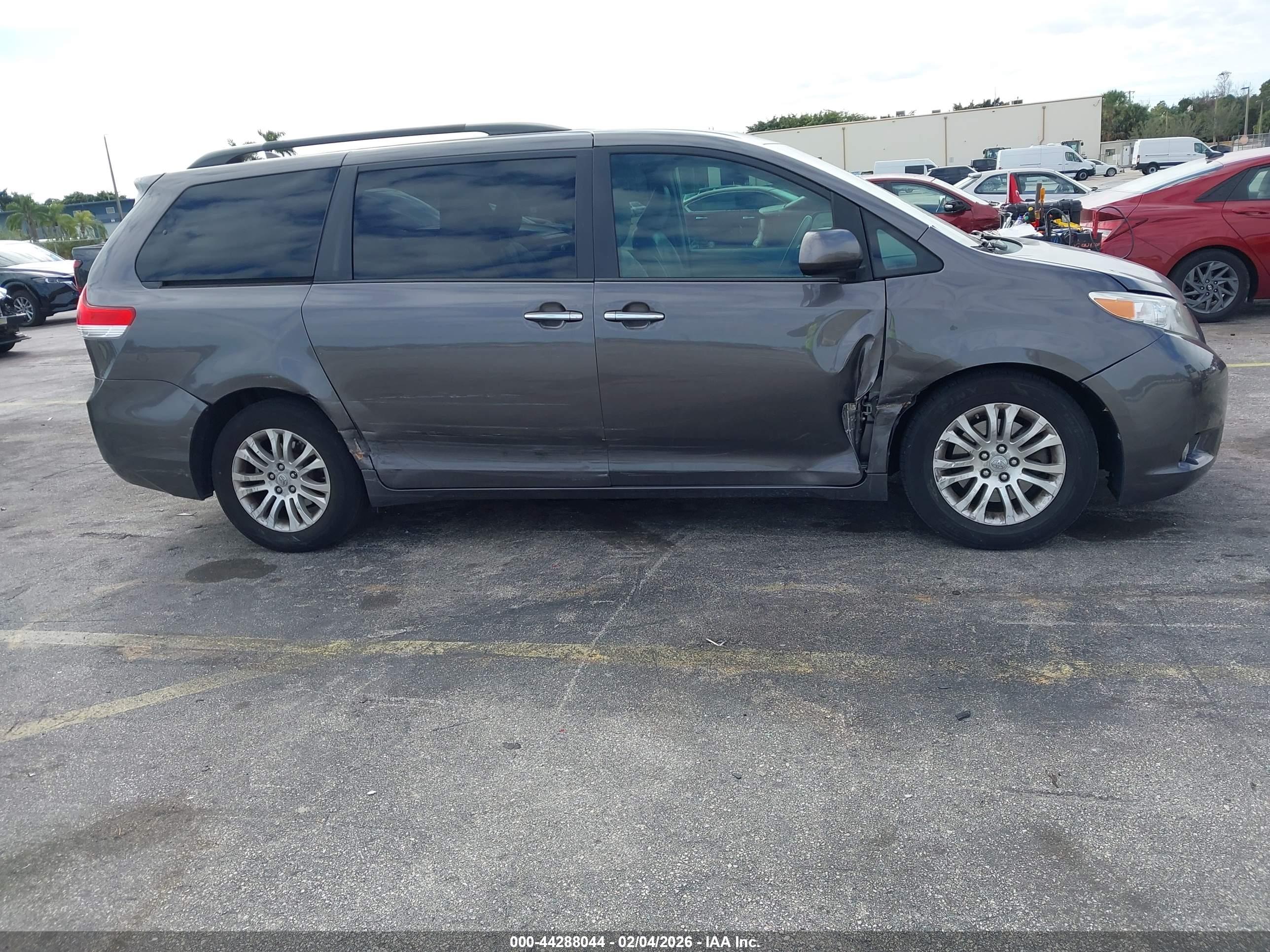 TOYOTA SIENNA image 6