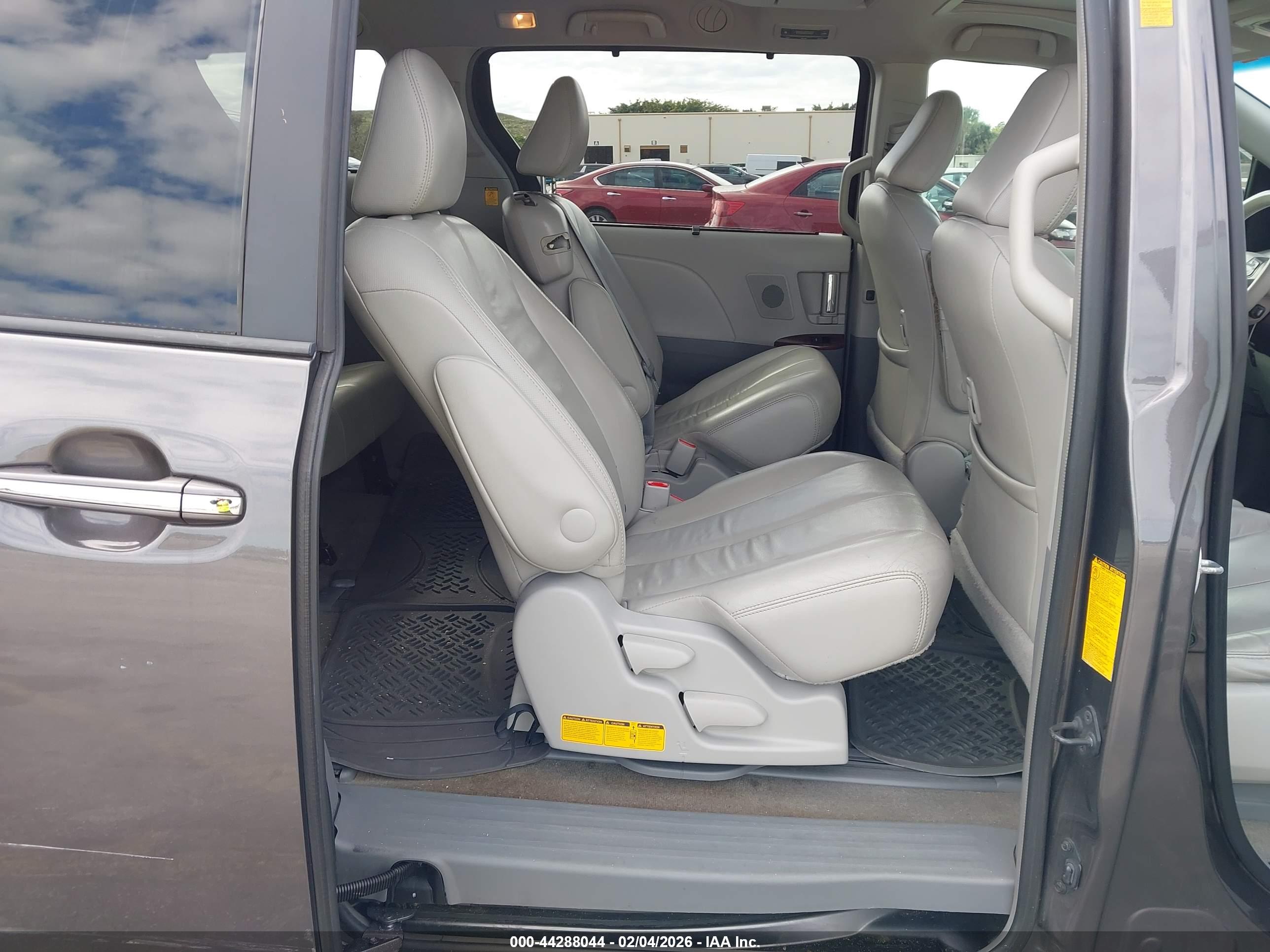 TOYOTA SIENNA image 8