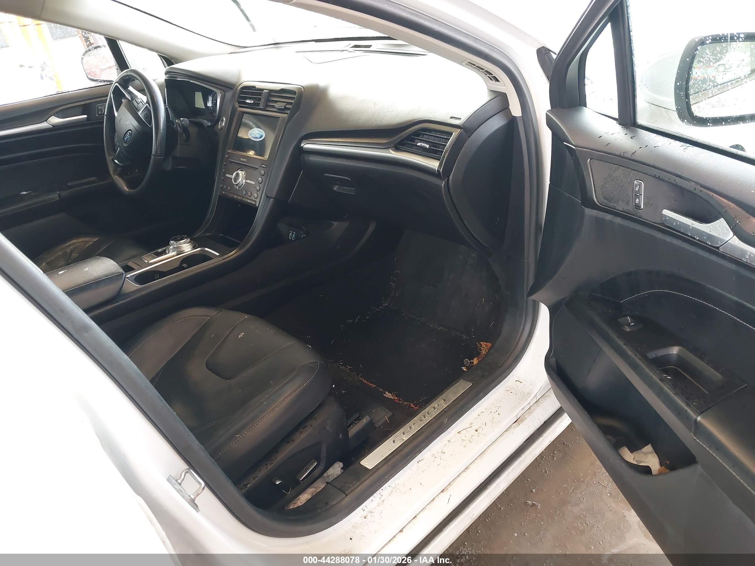FORD FUSION image 5