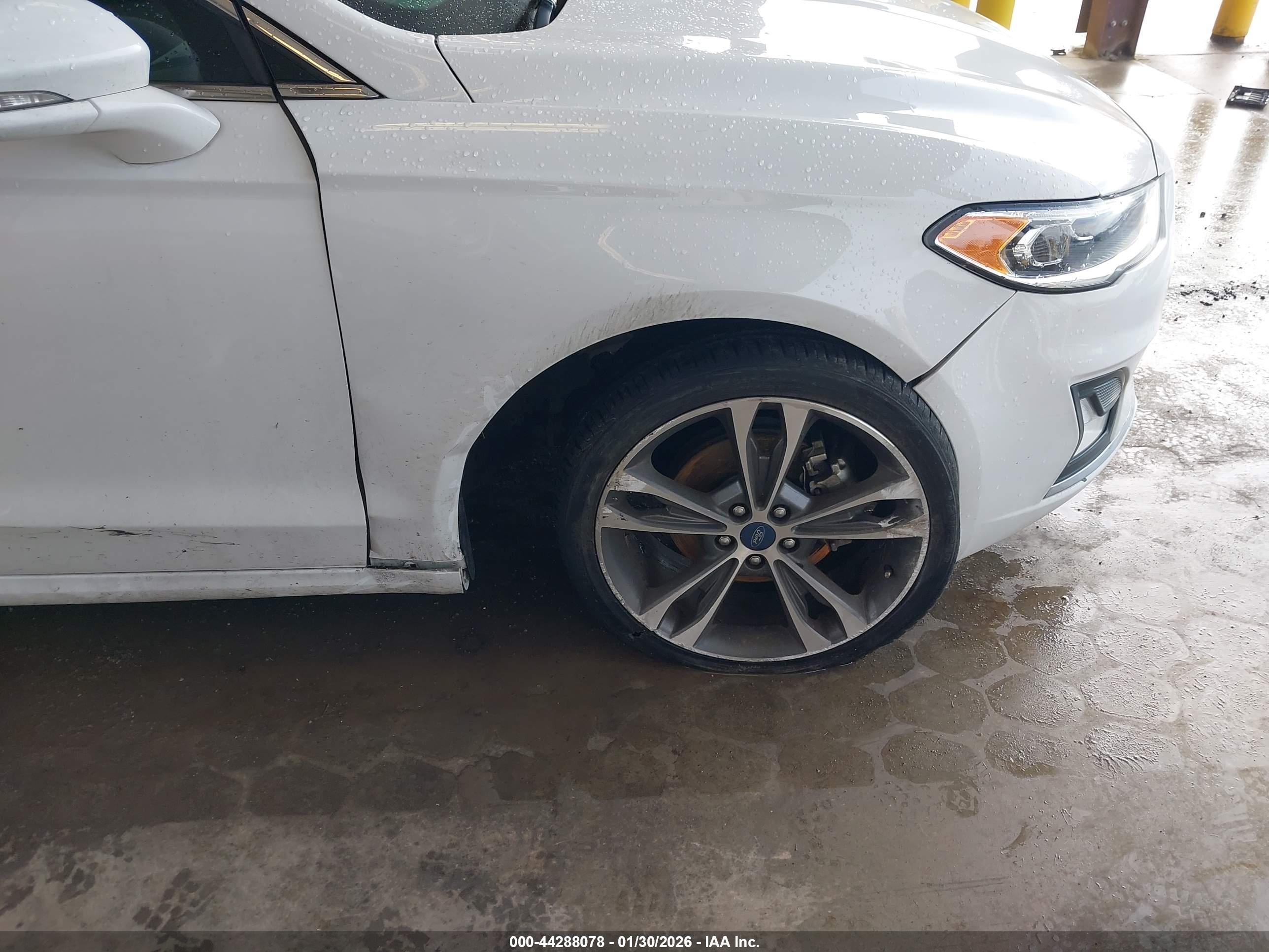 FORD FUSION image 6