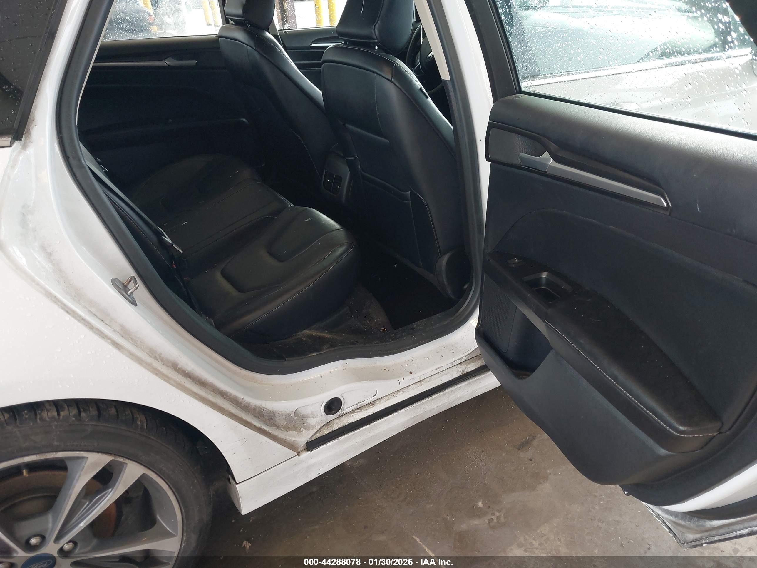 FORD FUSION image 8