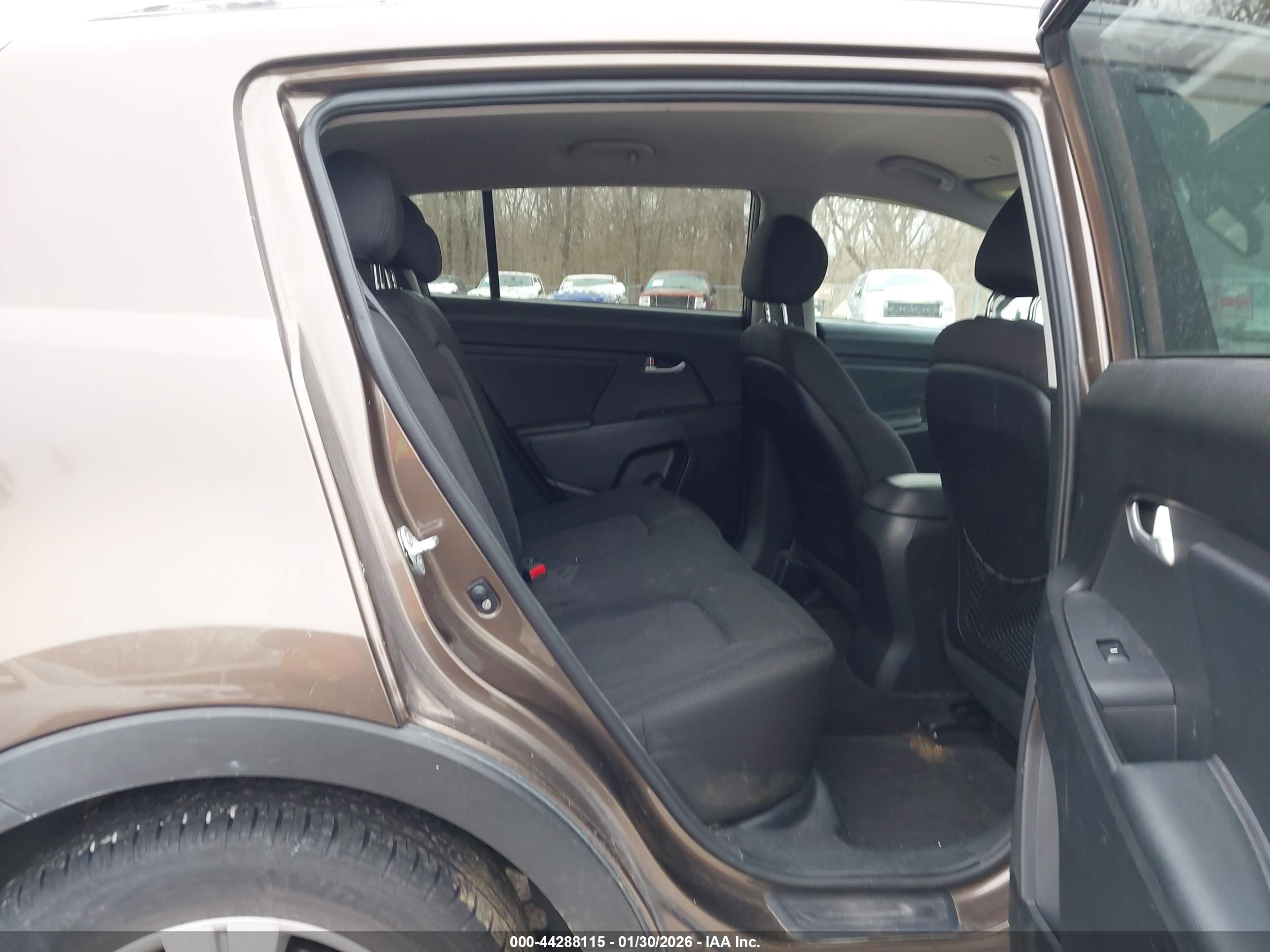KIA SPORTAGE image 8