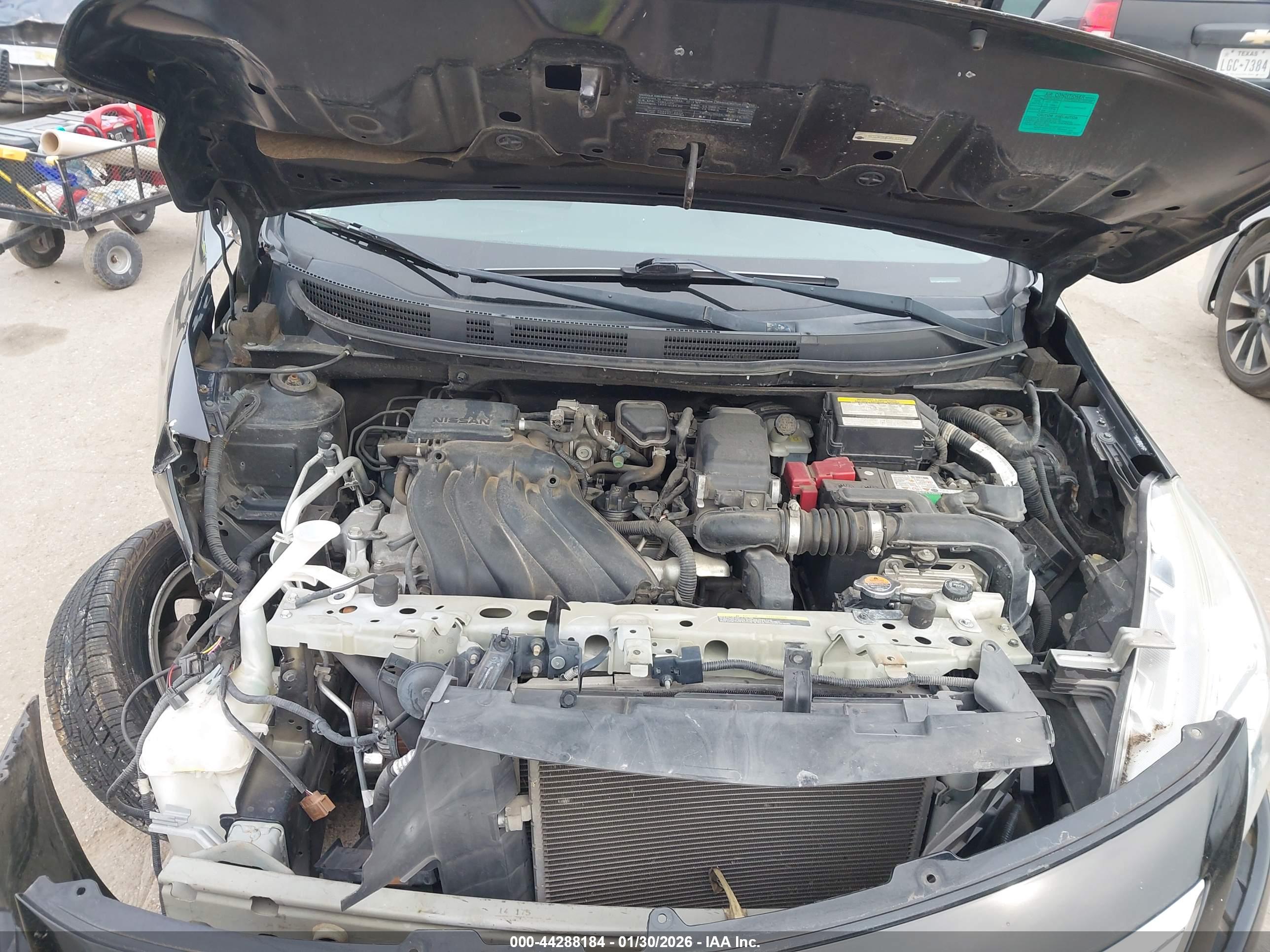NISSAN VERSA image 10