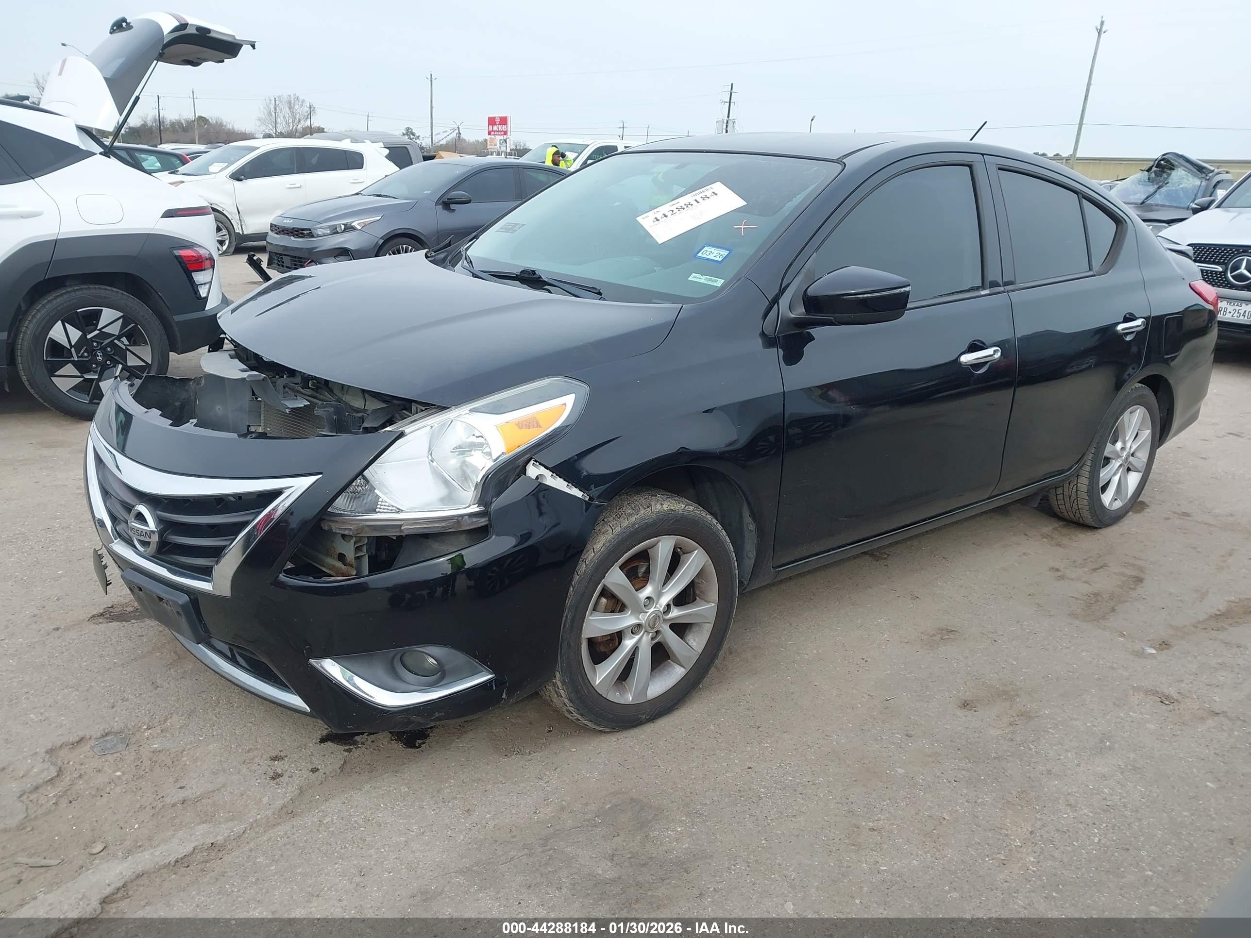NISSAN VERSA image 2