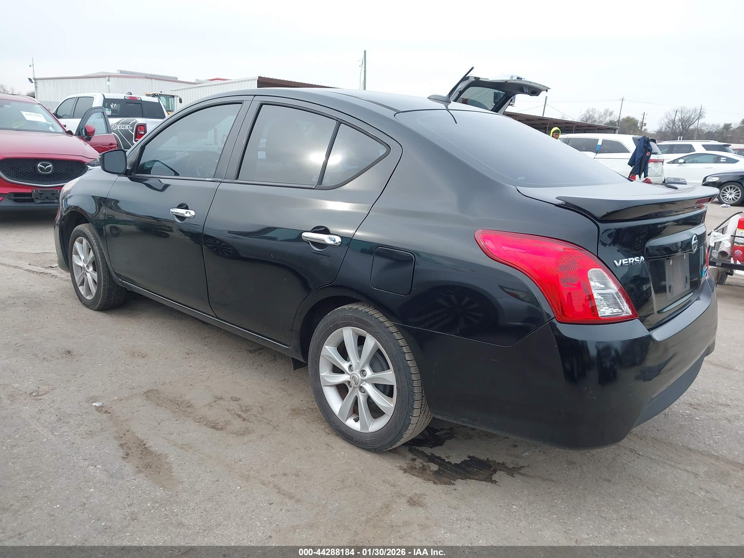 NISSAN VERSA image 3