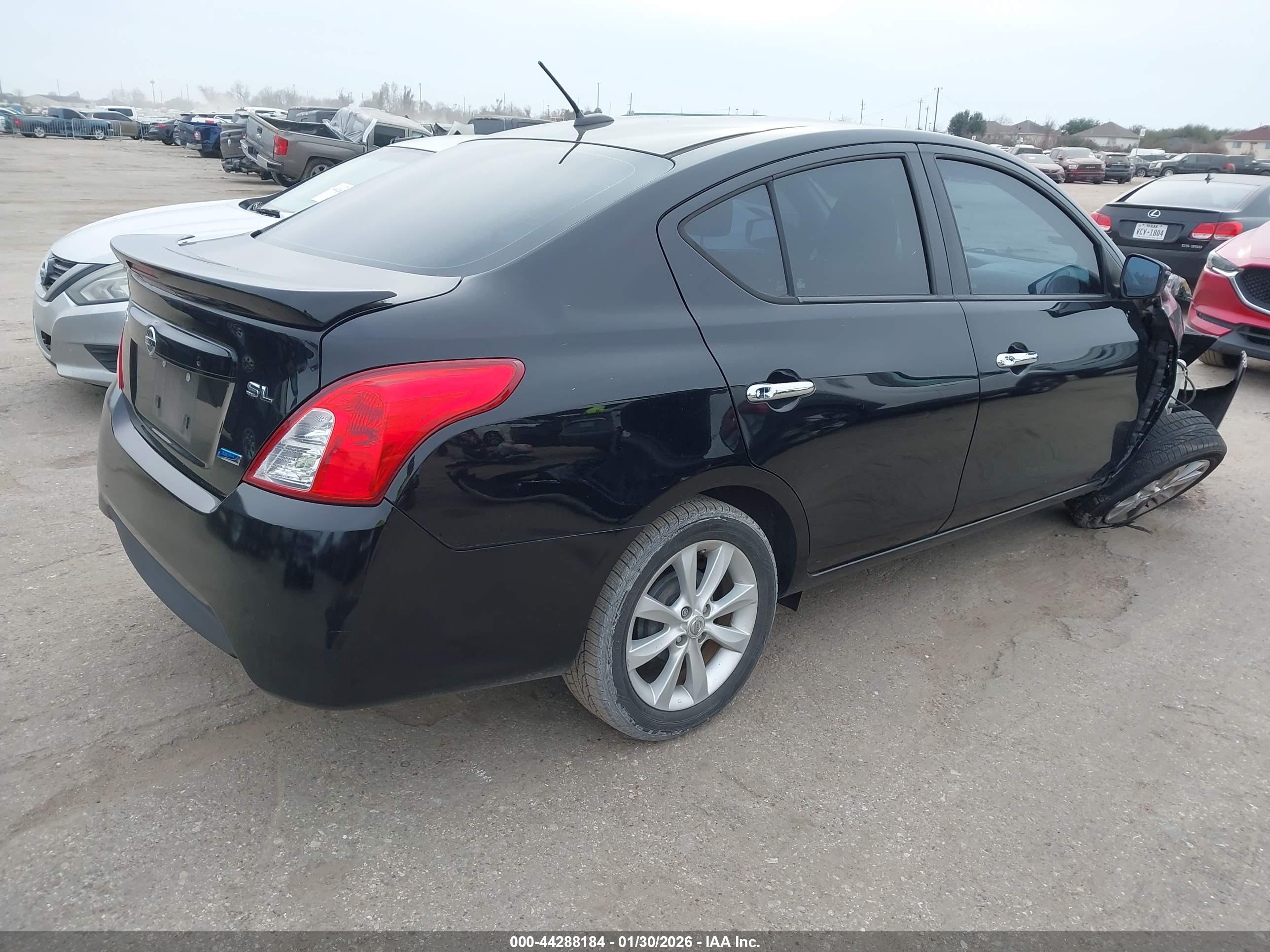 NISSAN VERSA image 4