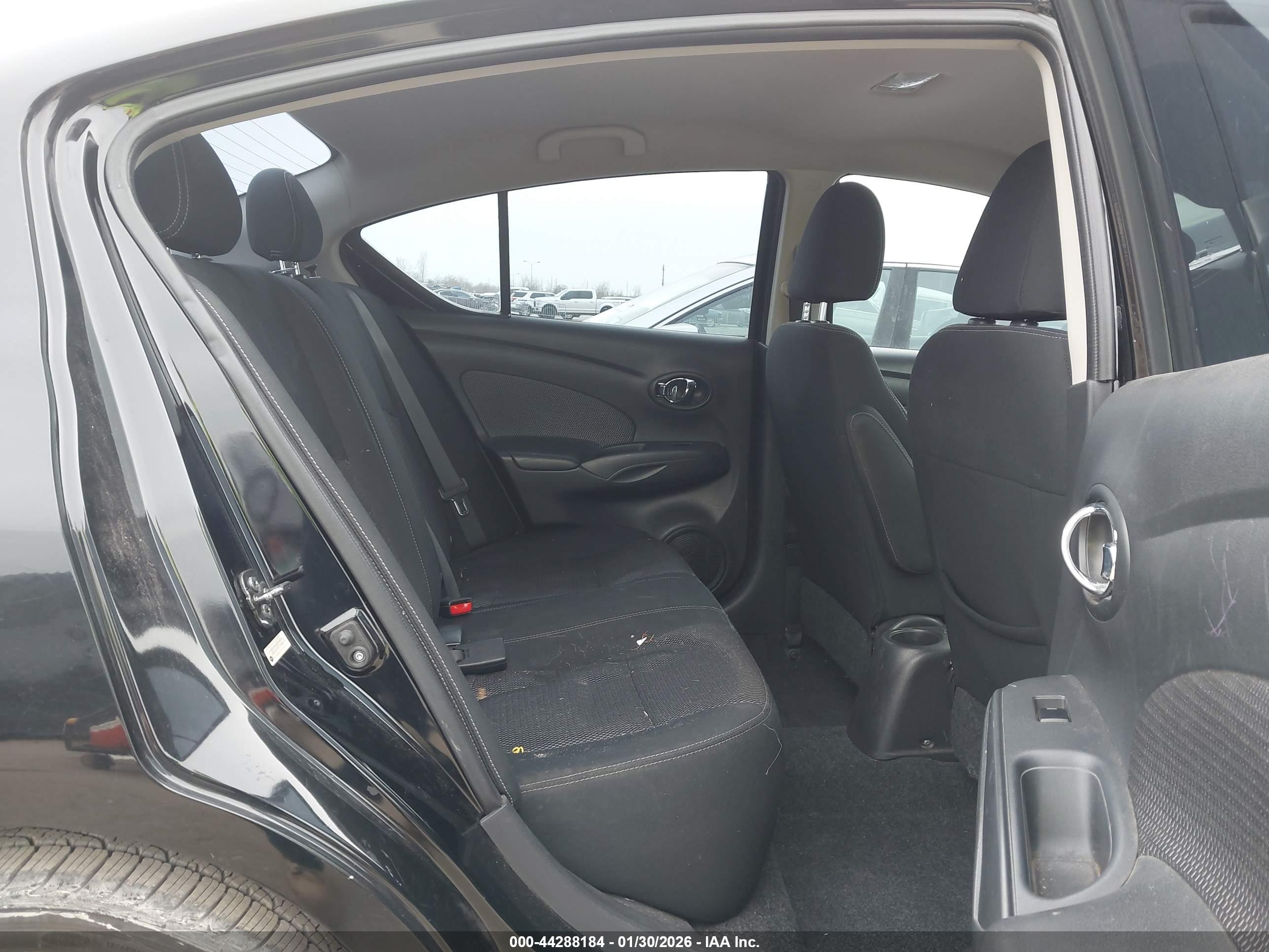 NISSAN VERSA image 8