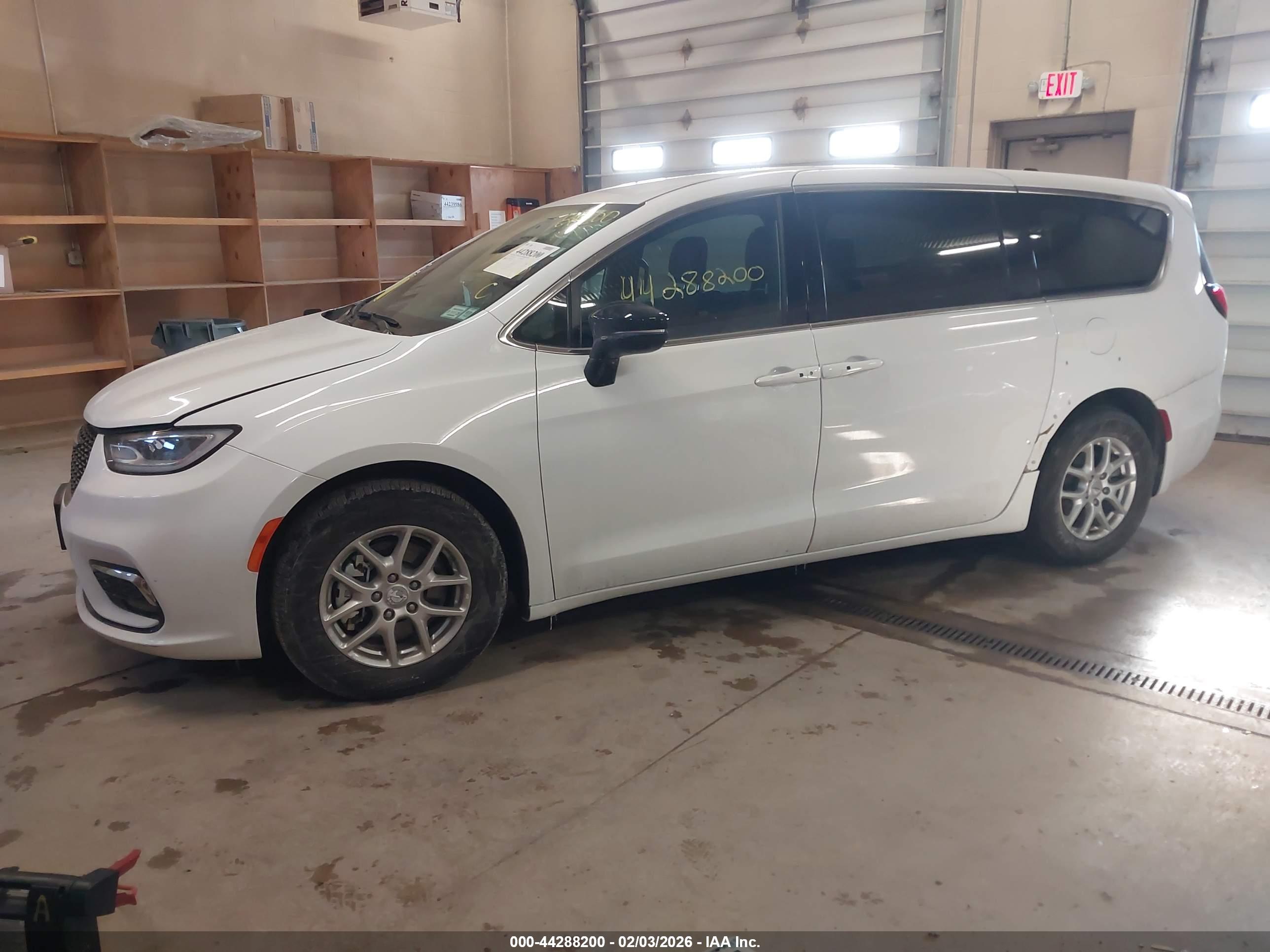 CHRYSLER PACIFICA image 2