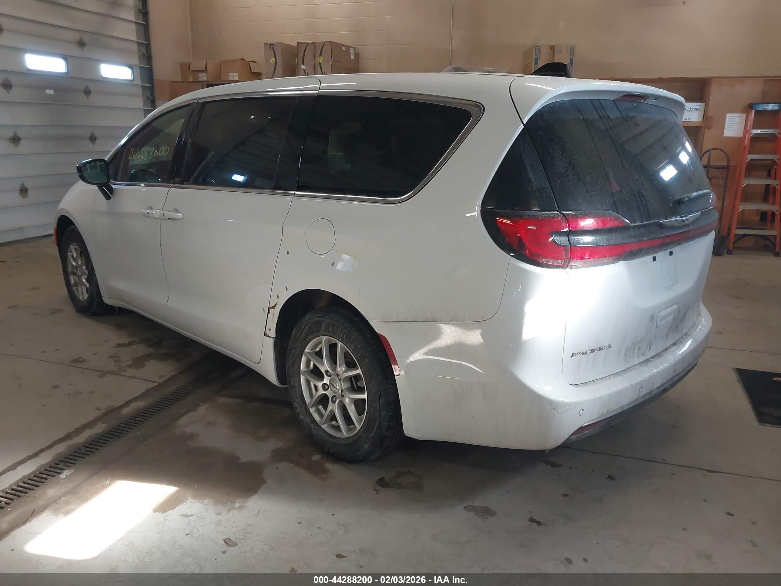 CHRYSLER PACIFICA image 3