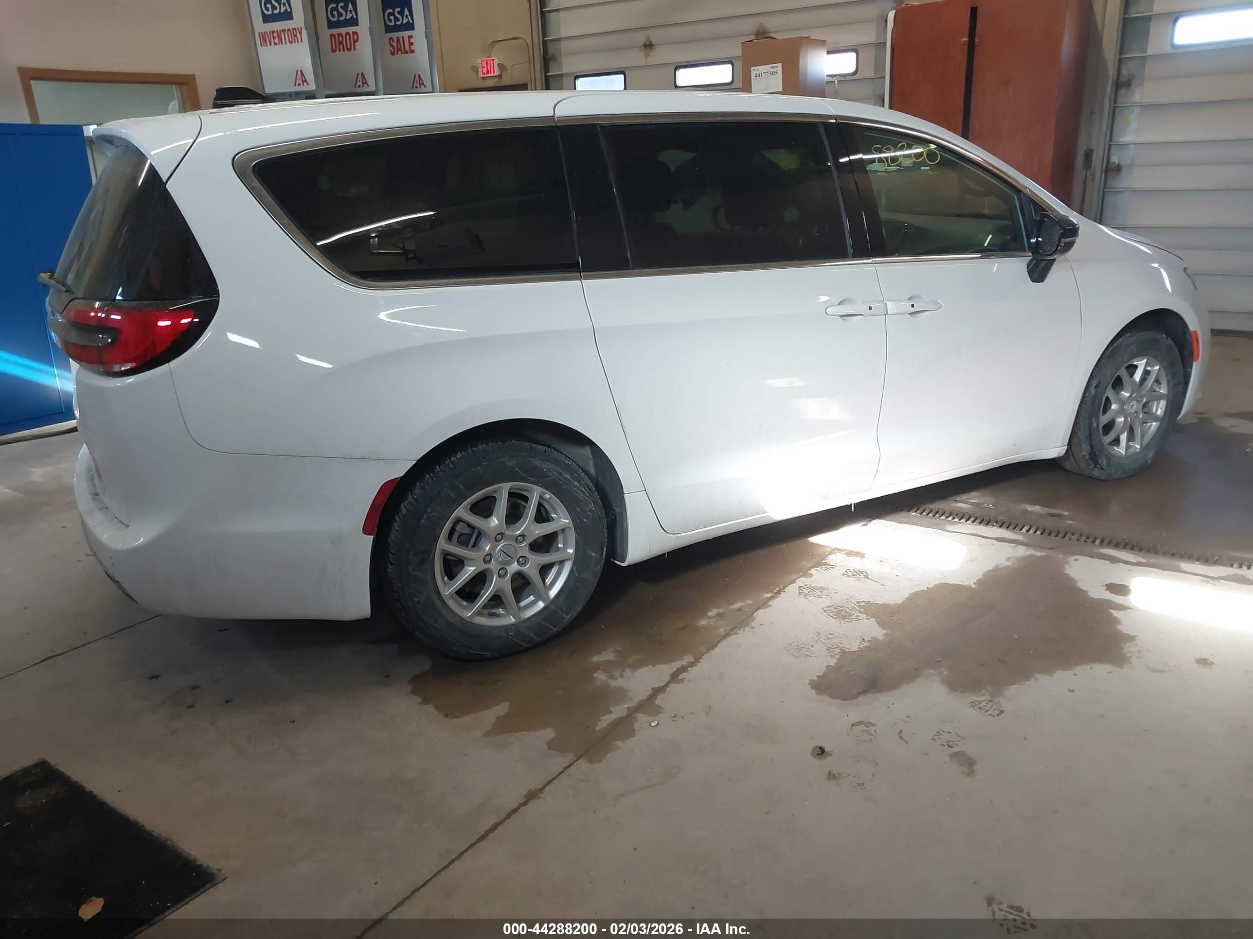 CHRYSLER PACIFICA image 4