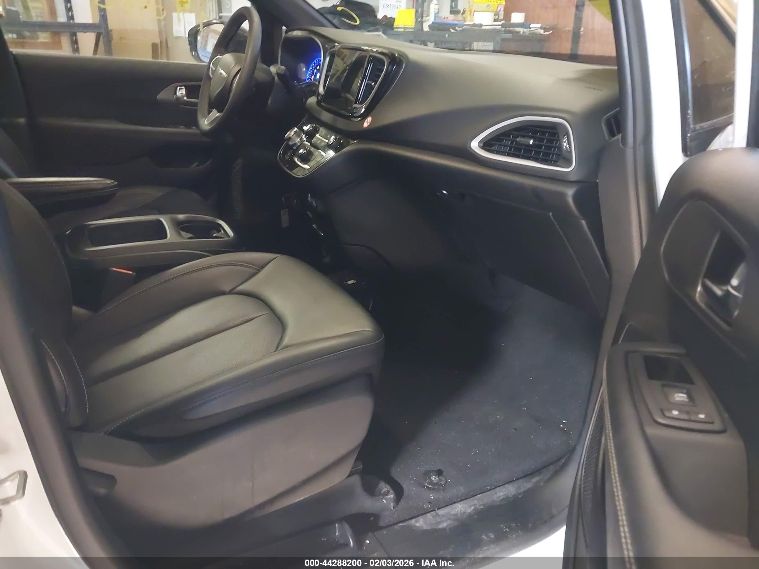 CHRYSLER PACIFICA image 5