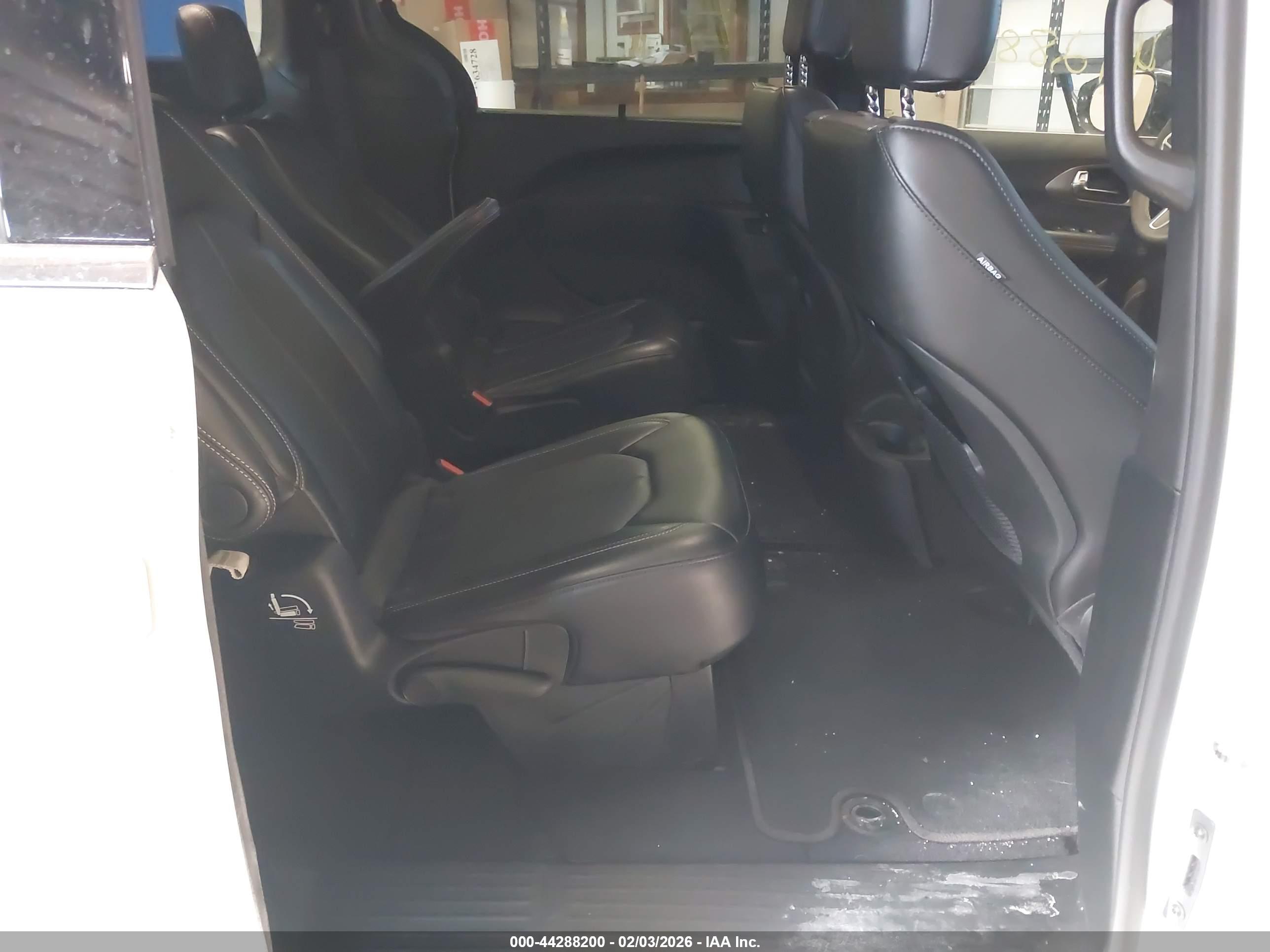 CHRYSLER PACIFICA image 8