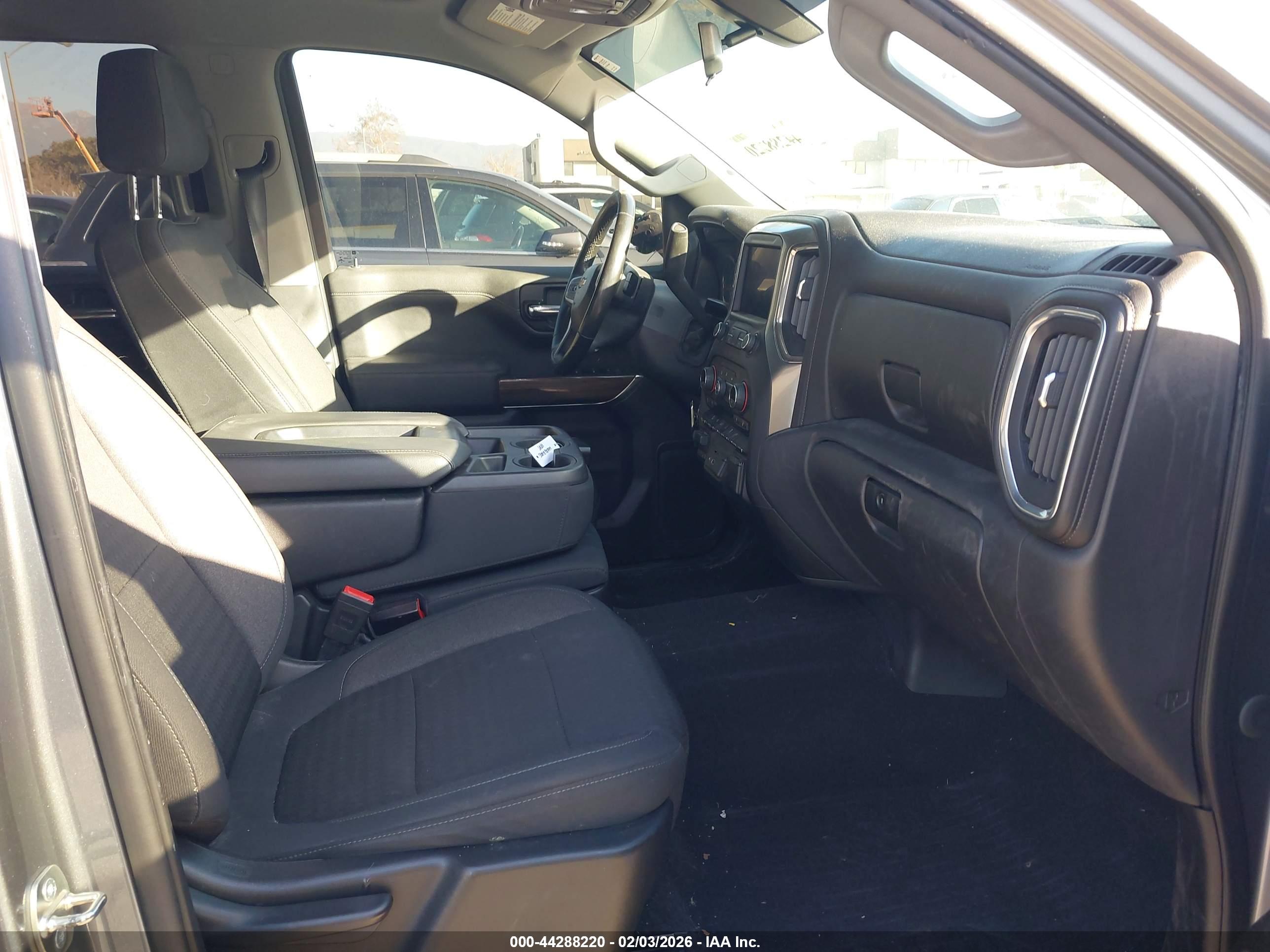 CHEVROLET SILVERADO image 5