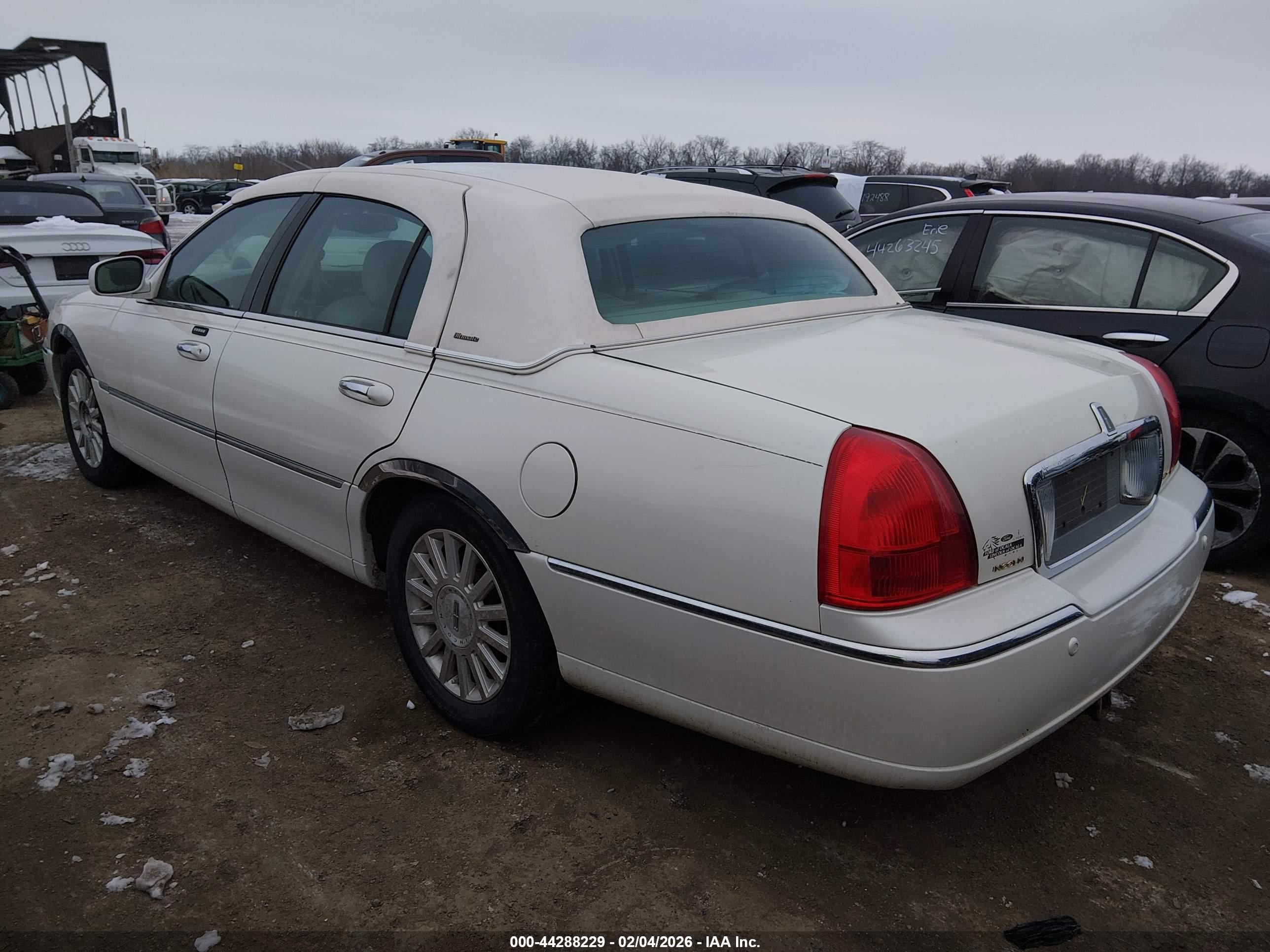 LINCOLN TOWN image 3
