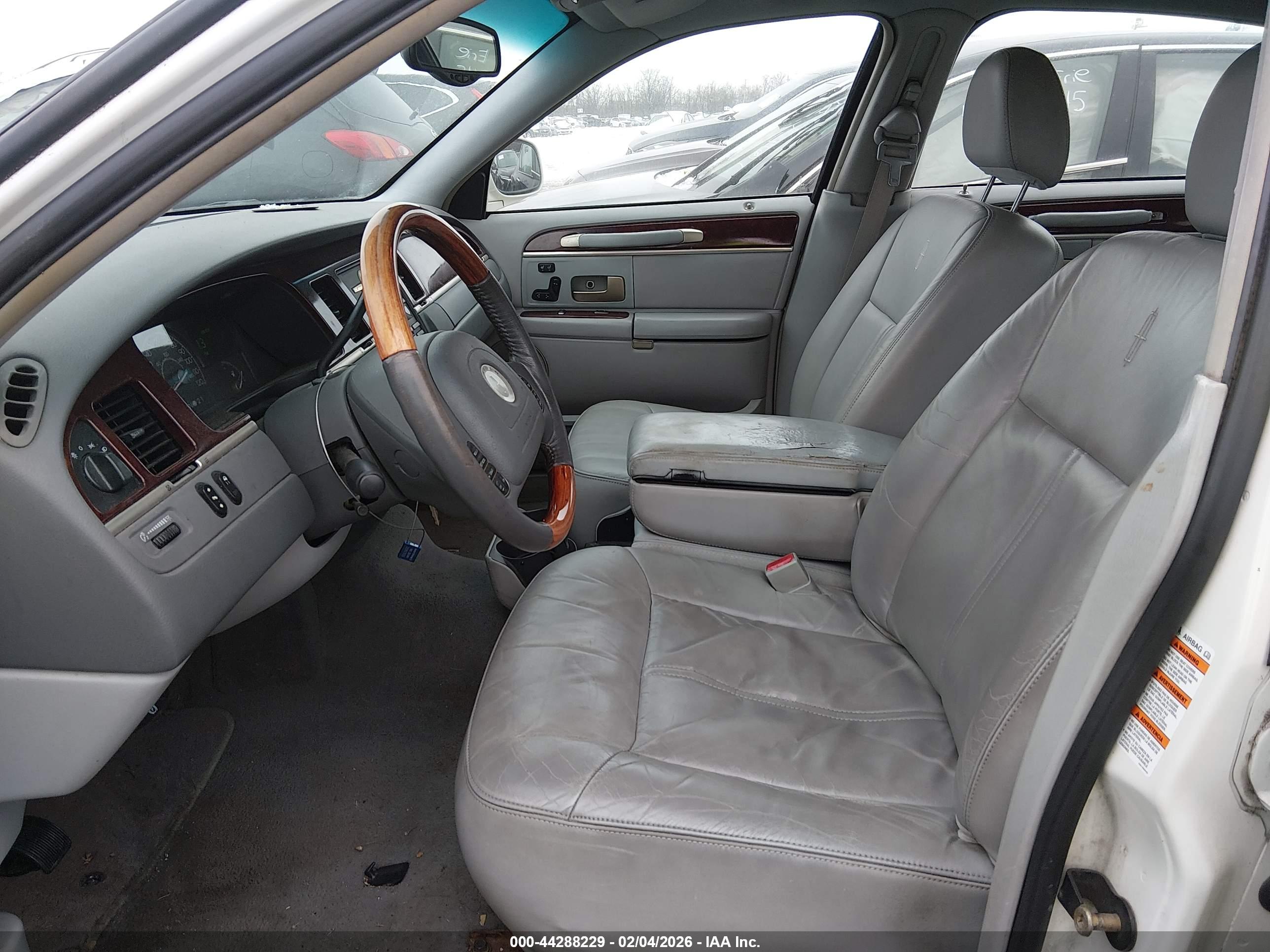 LINCOLN TOWN image 5