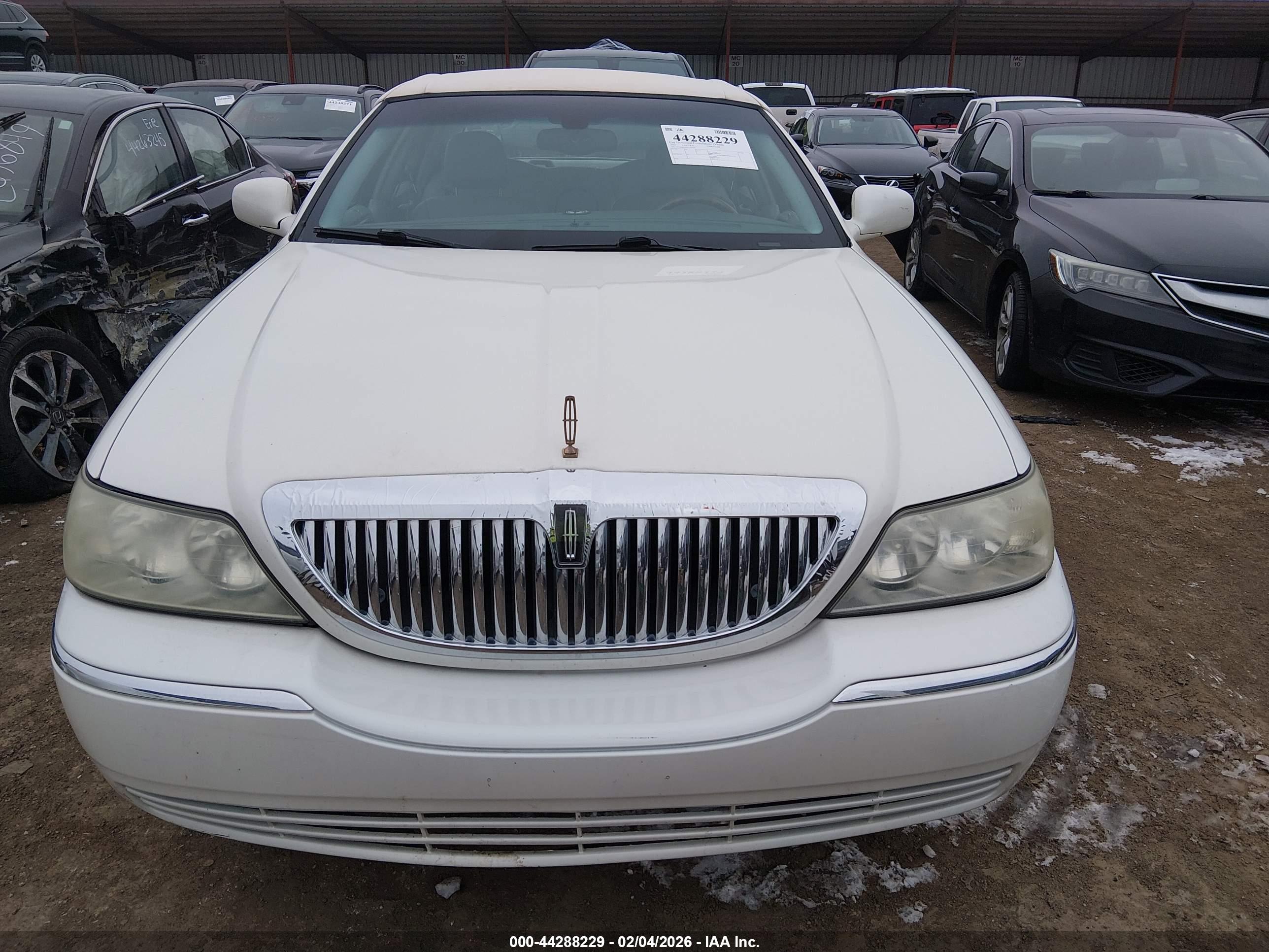 LINCOLN TOWN image 6