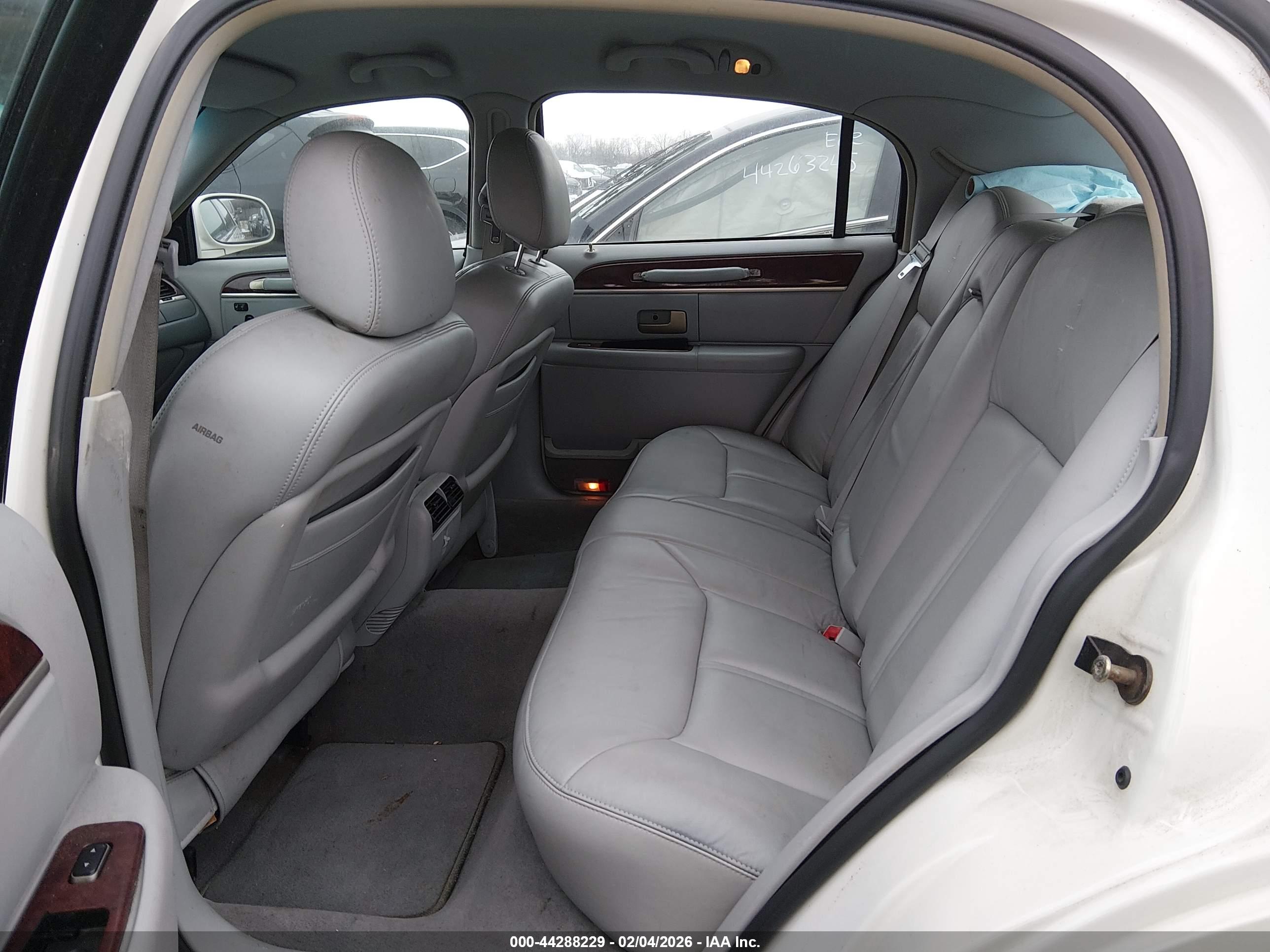 LINCOLN TOWN image 8