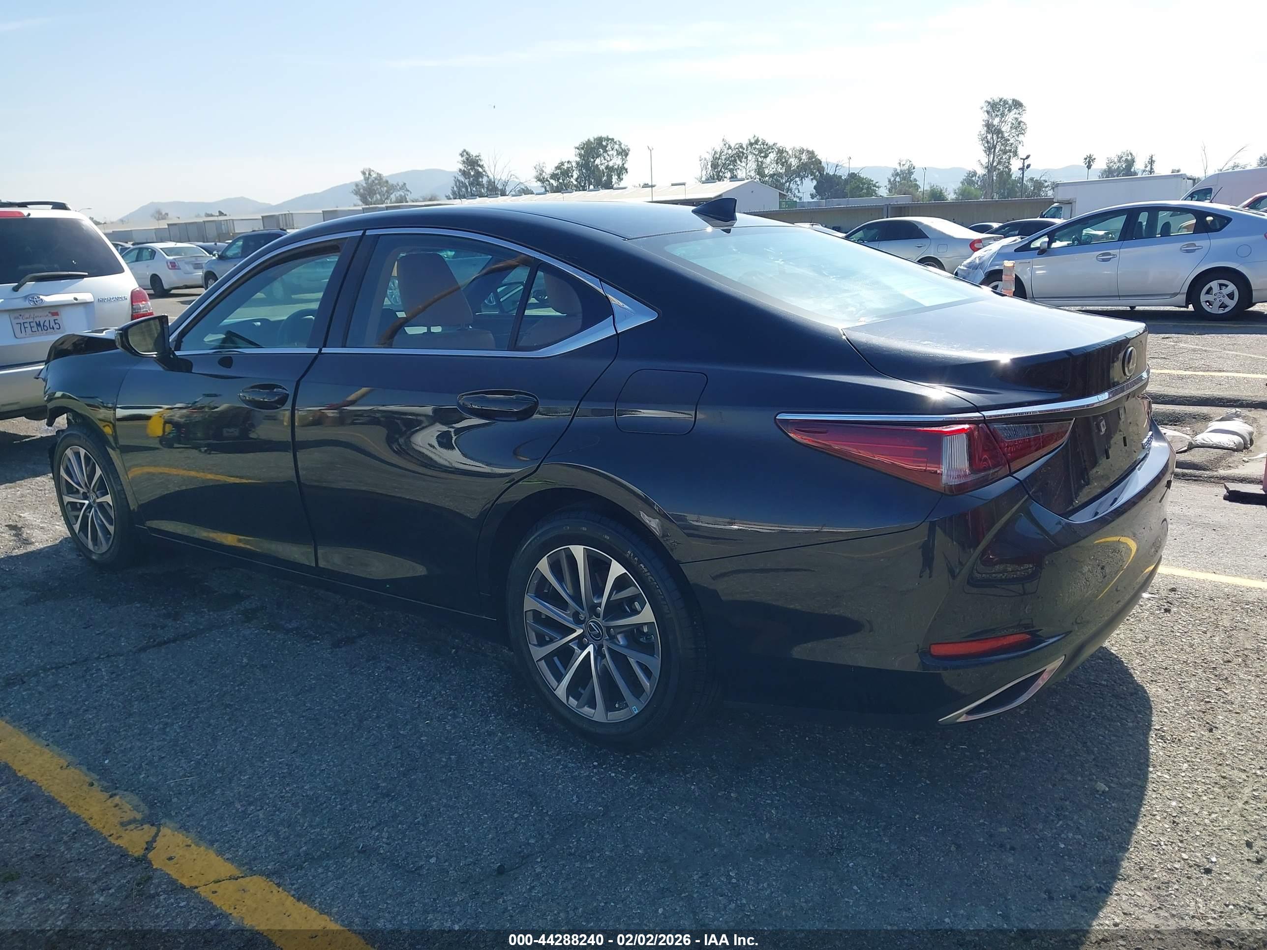 LEXUS ES image 3
