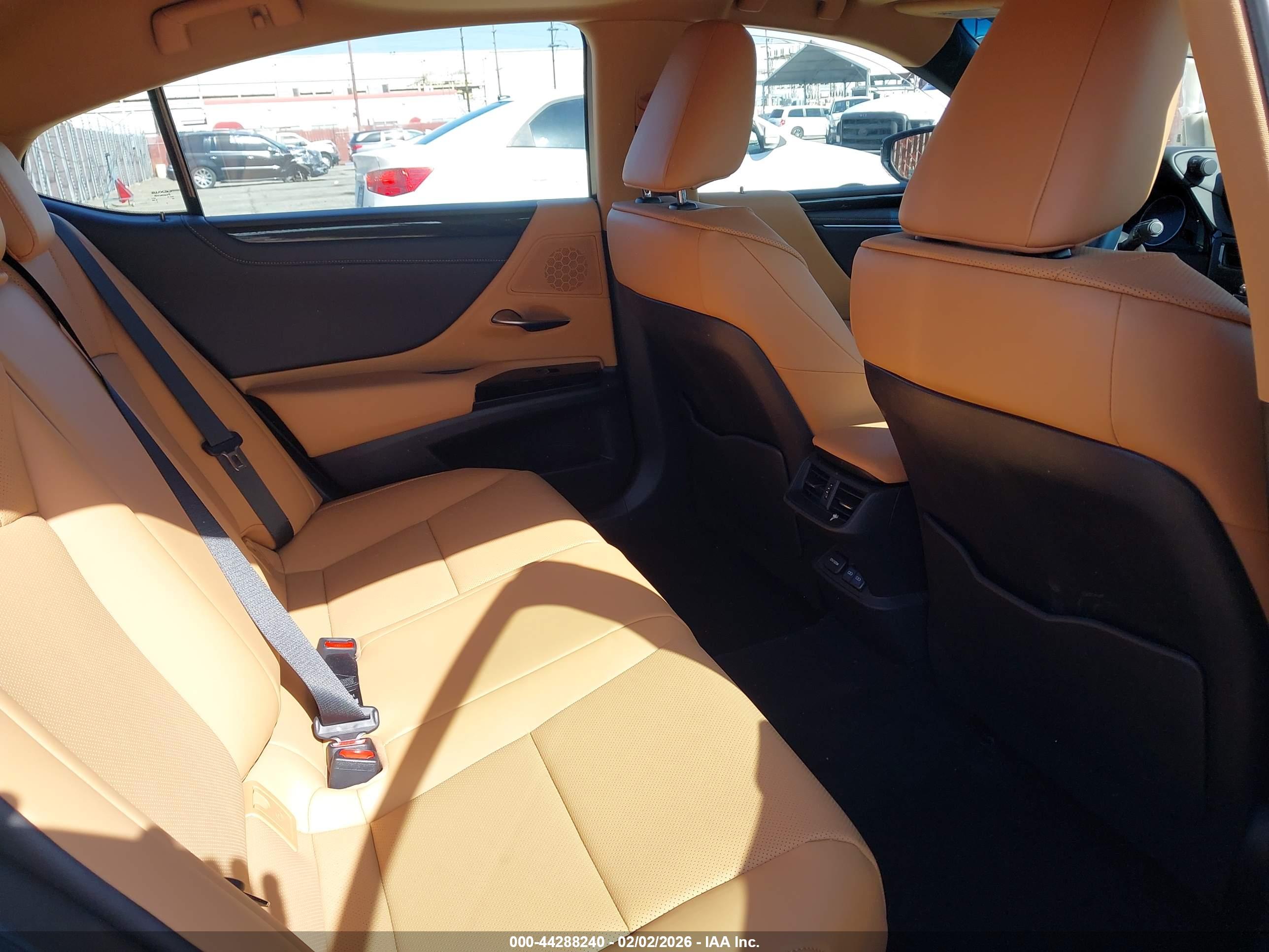 LEXUS ES image 8