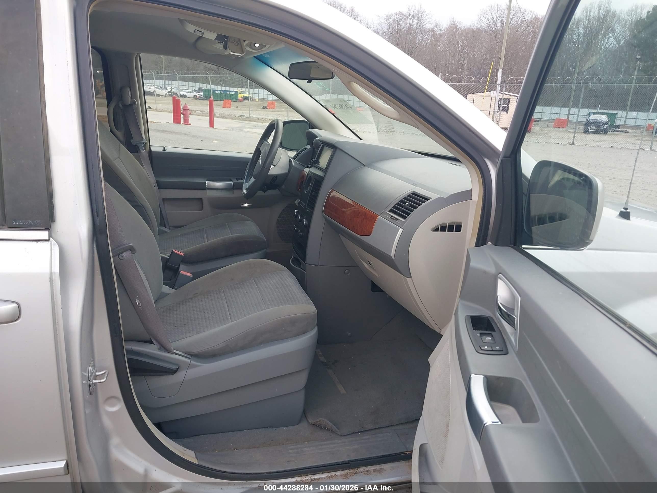 CHRYSLER TOWN image 5