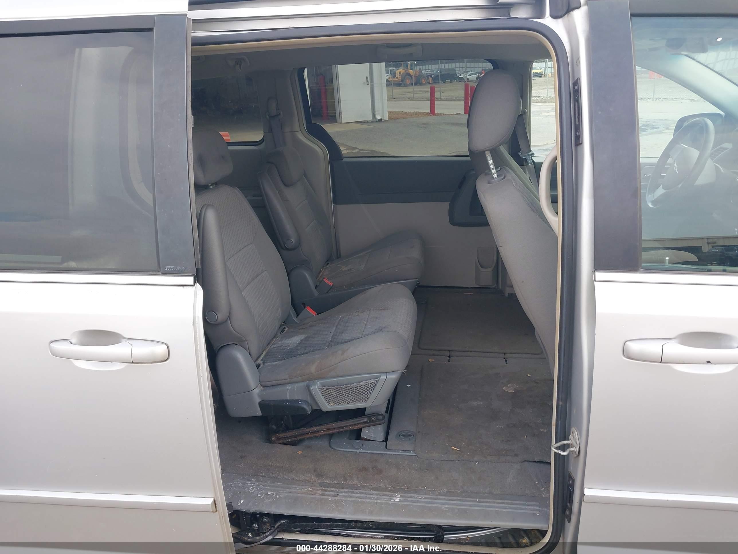 CHRYSLER TOWN image 8
