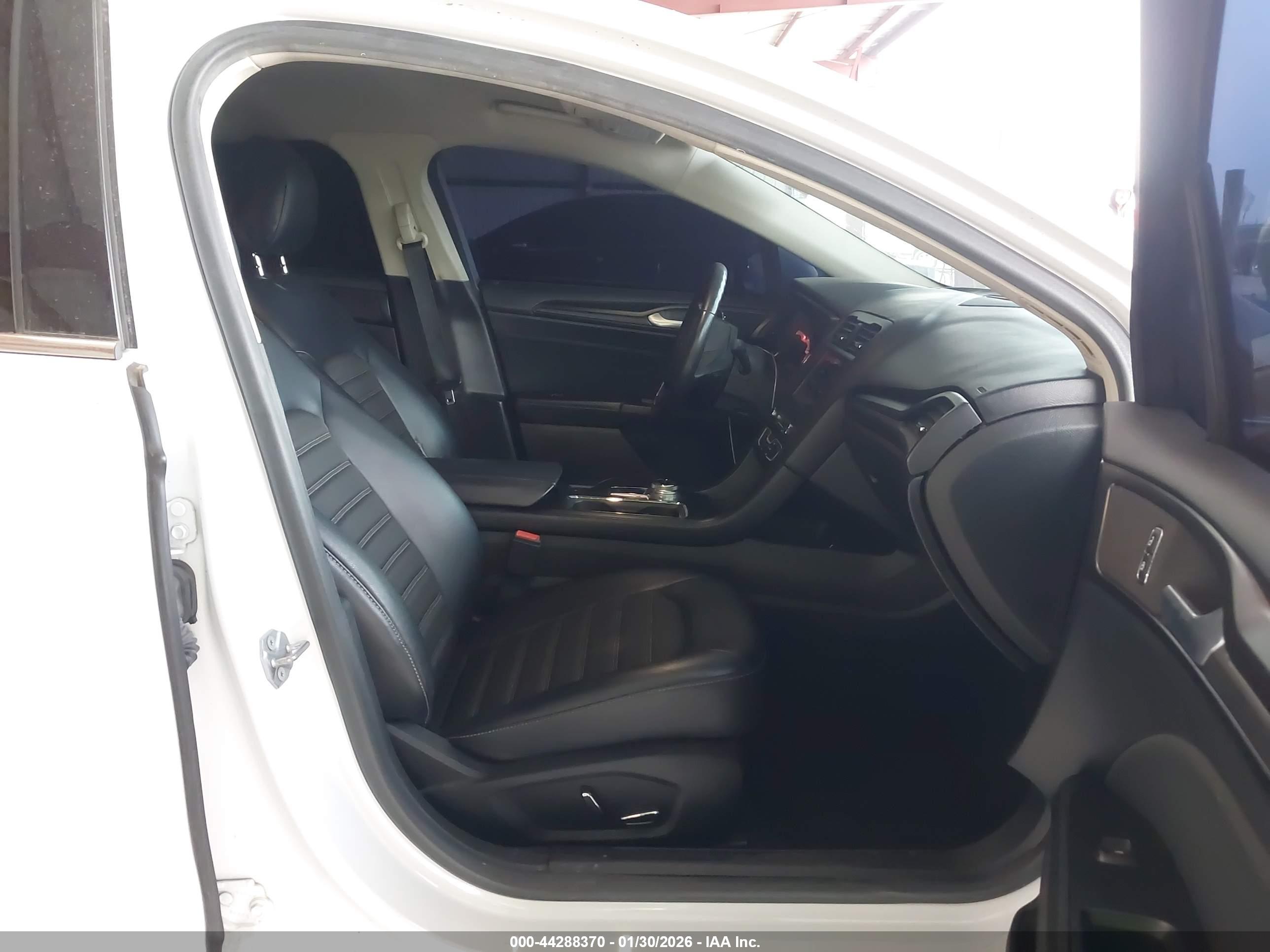 FORD FUSION image 5