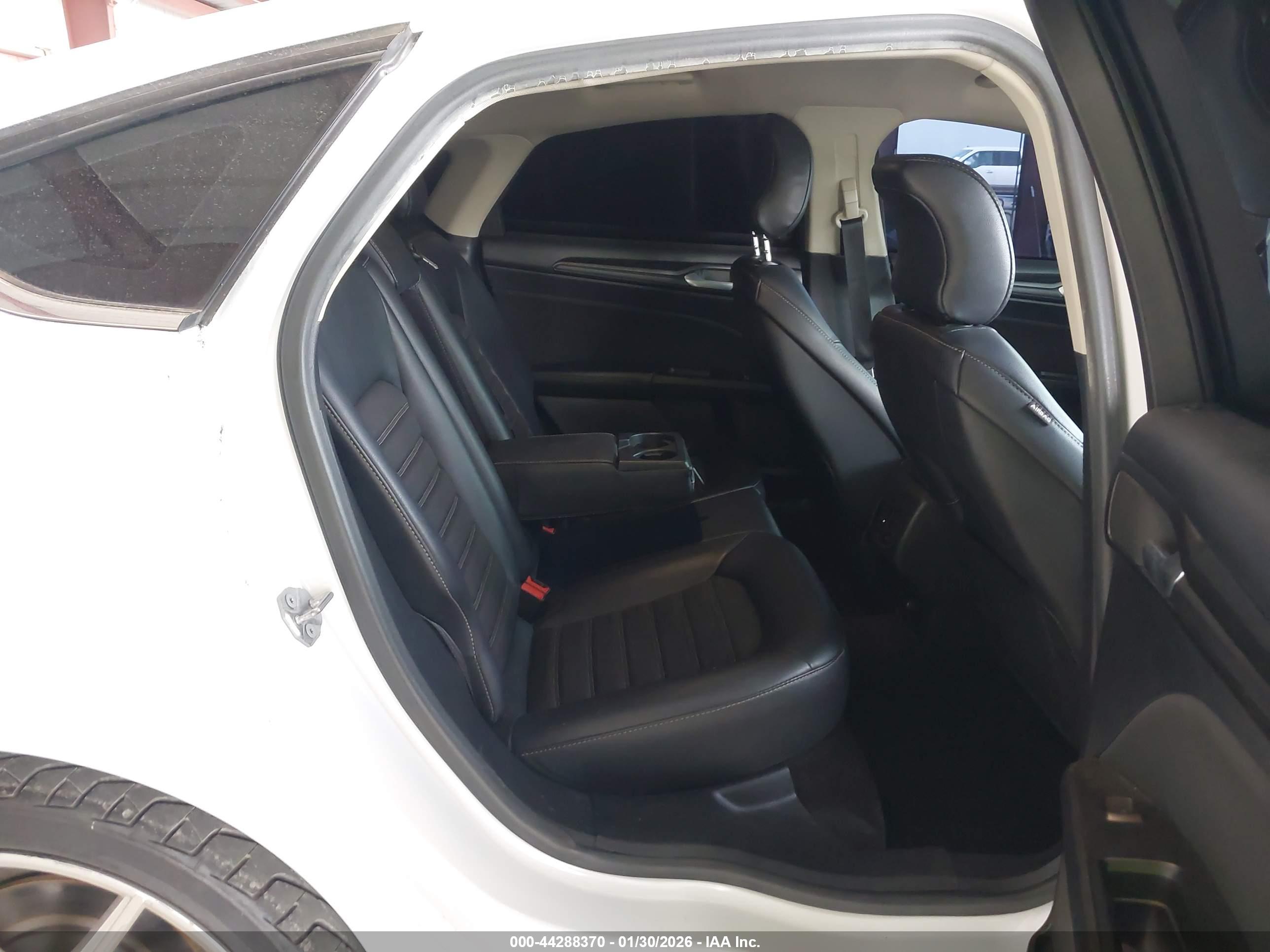 FORD FUSION image 8