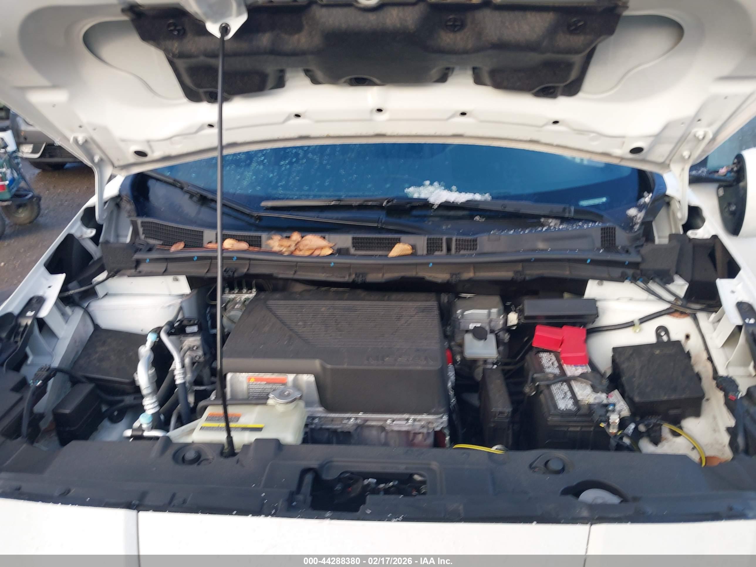 NISSAN LEAF image 10
