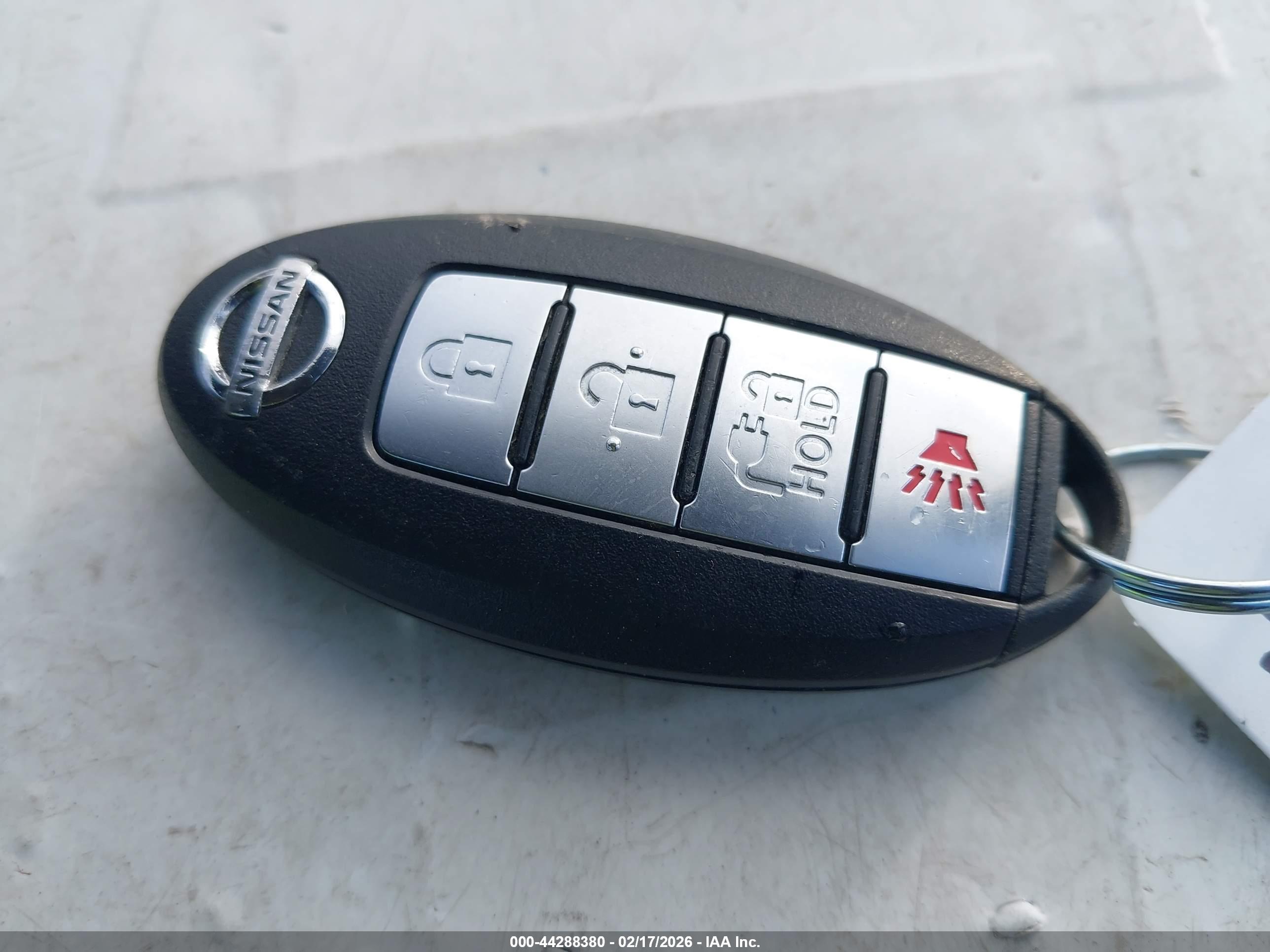 NISSAN LEAF image 11