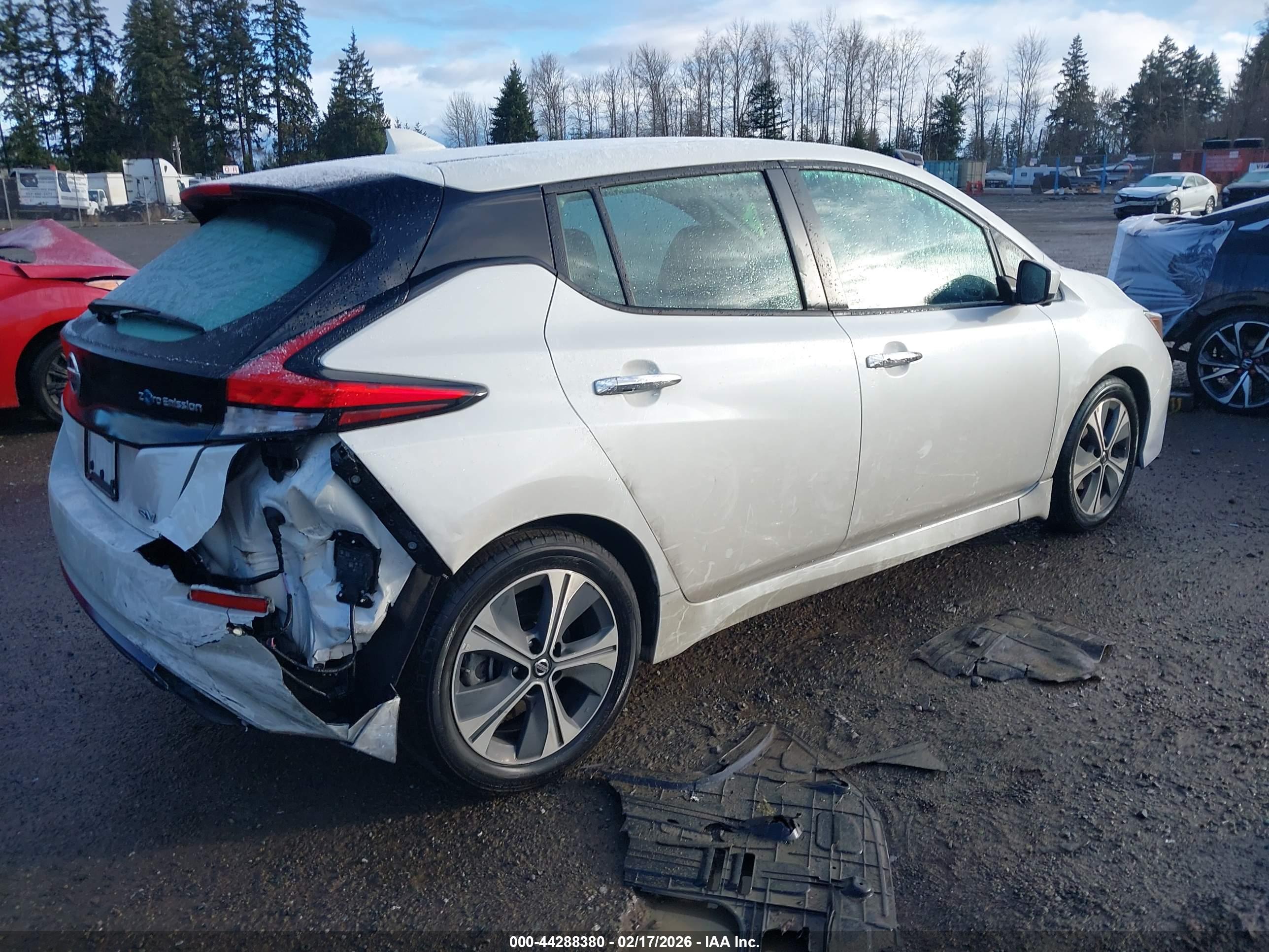 NISSAN LEAF image 4