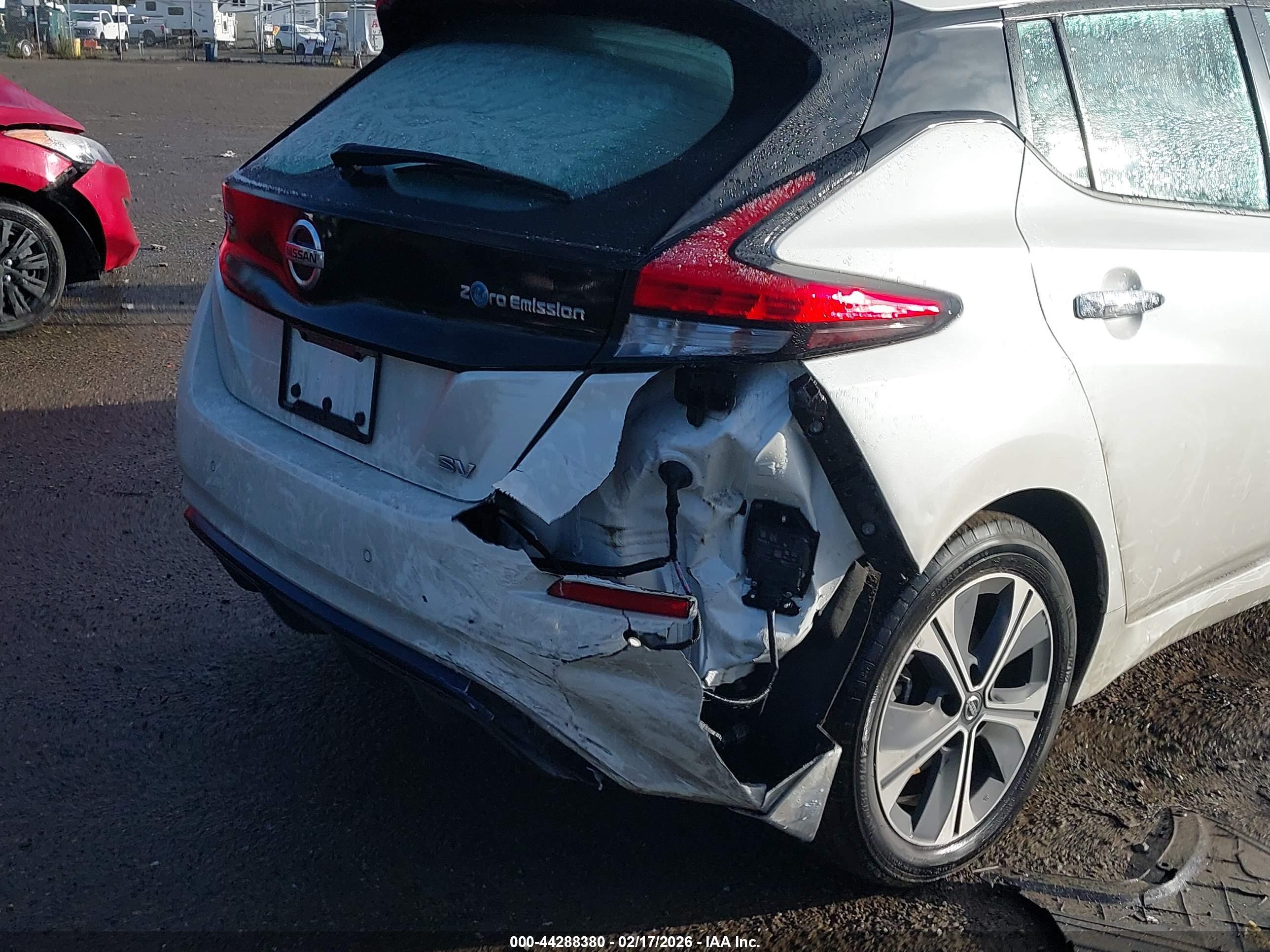 NISSAN LEAF image 6
