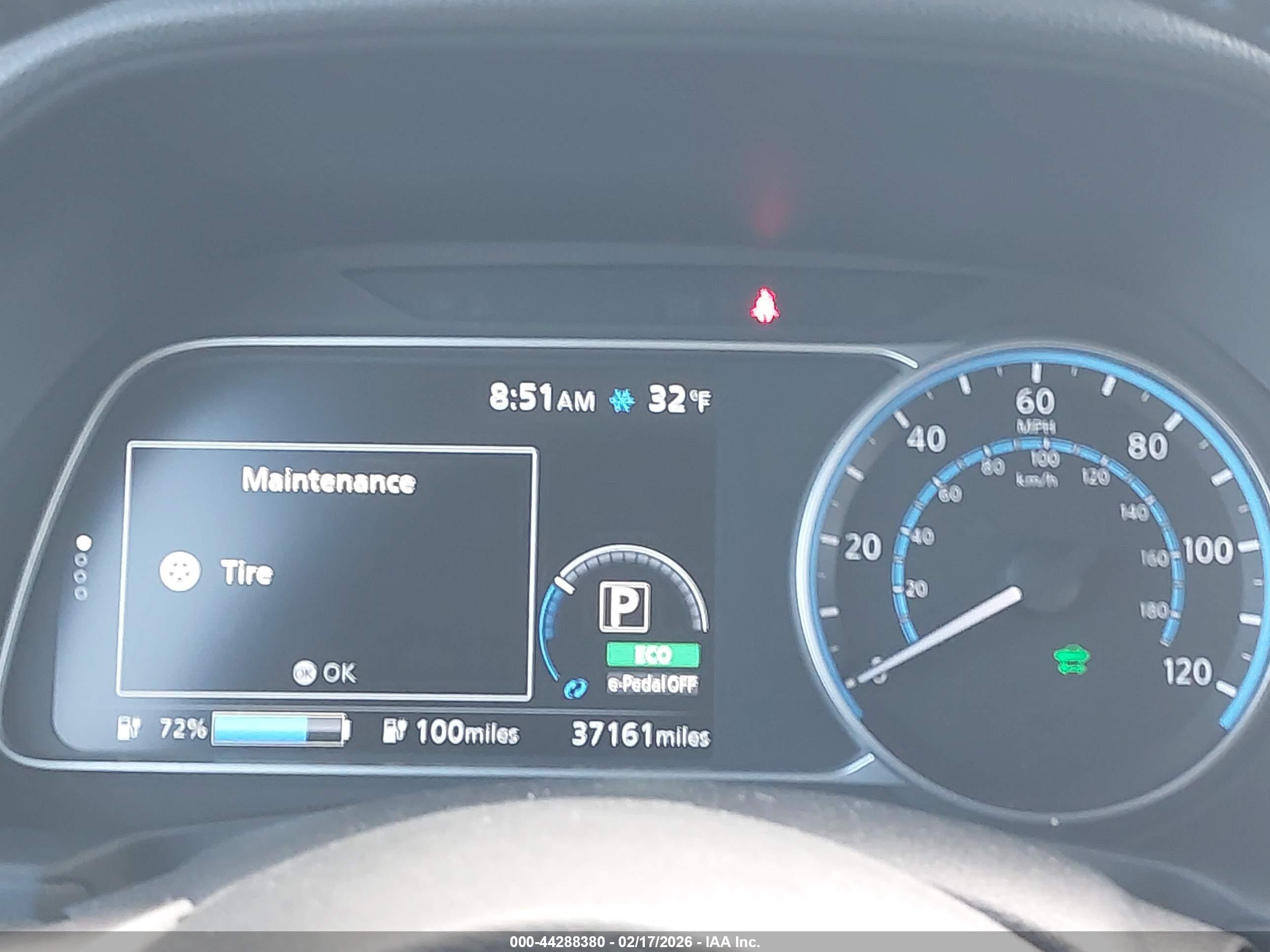 NISSAN LEAF image 7