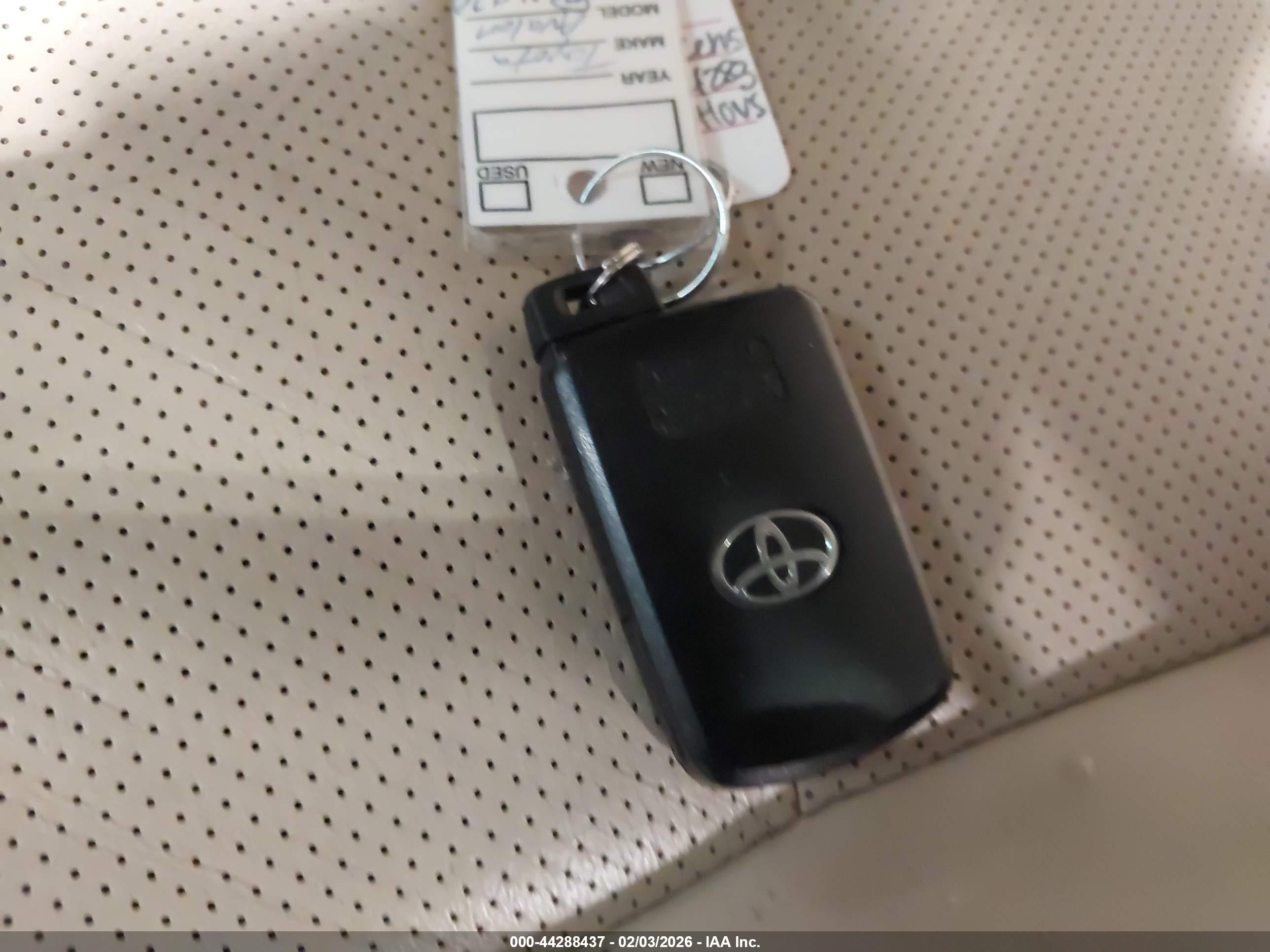 TOYOTA AVALON image 11