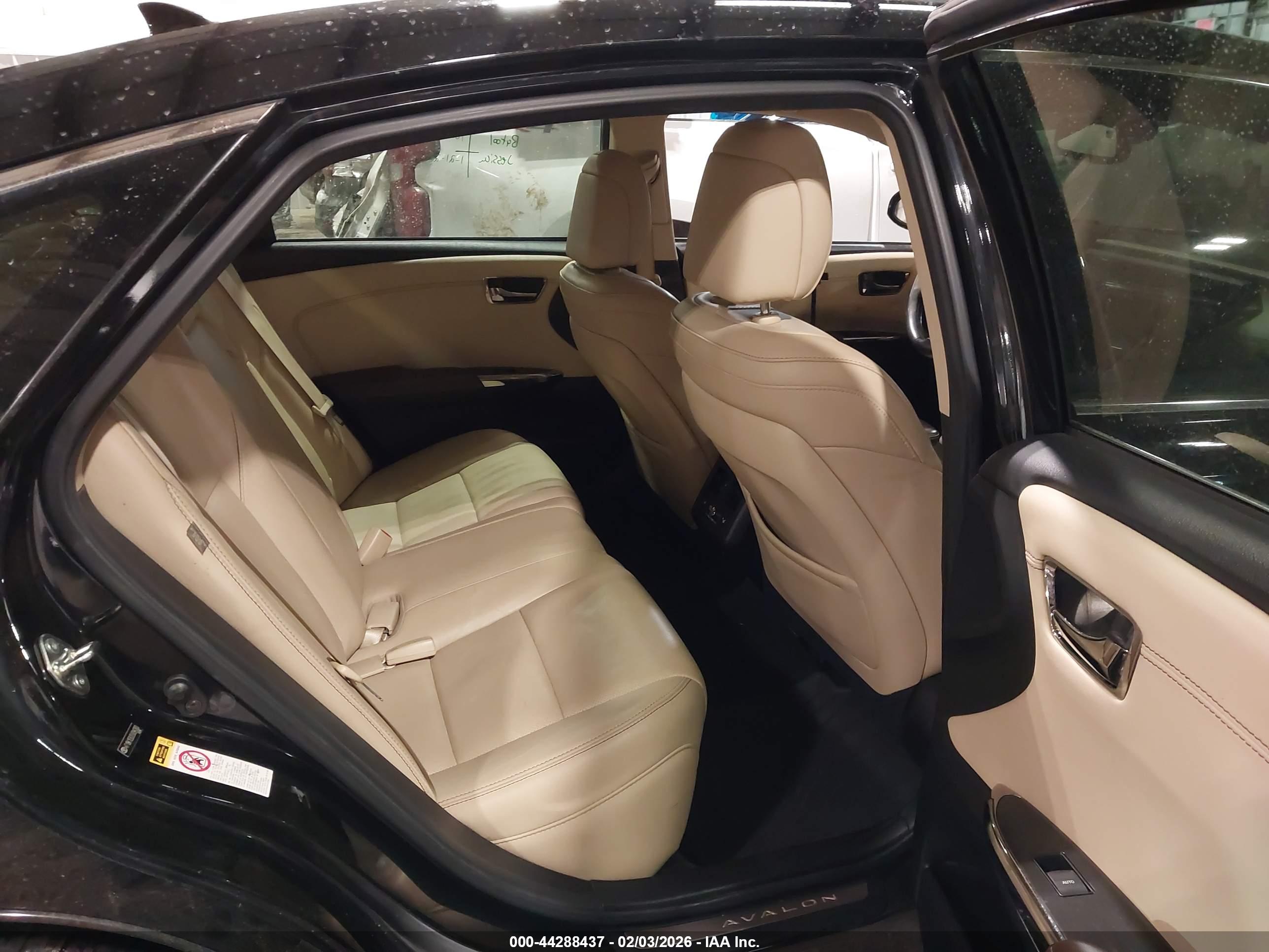 TOYOTA AVALON image 8