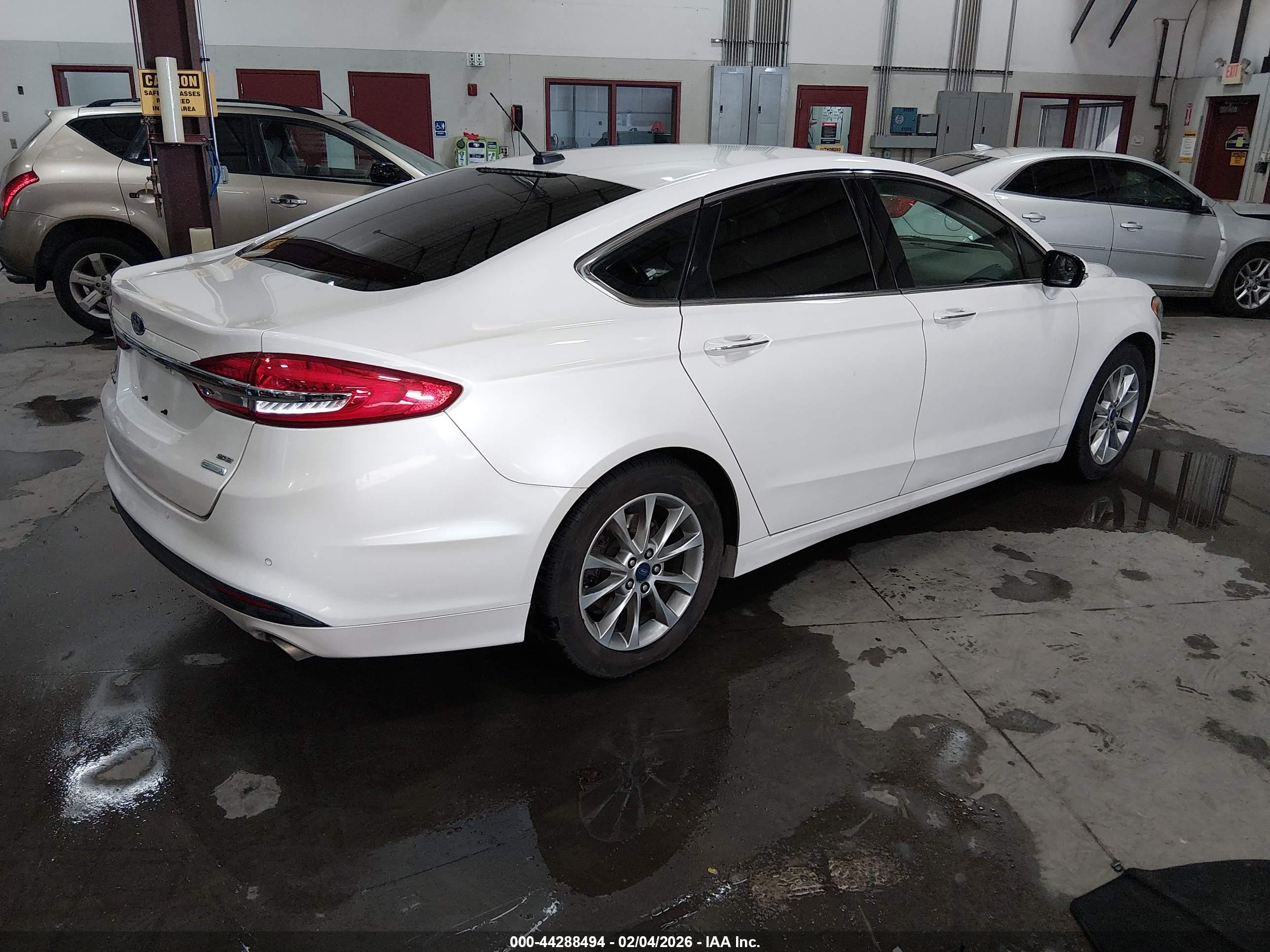 FORD FUSION image 4