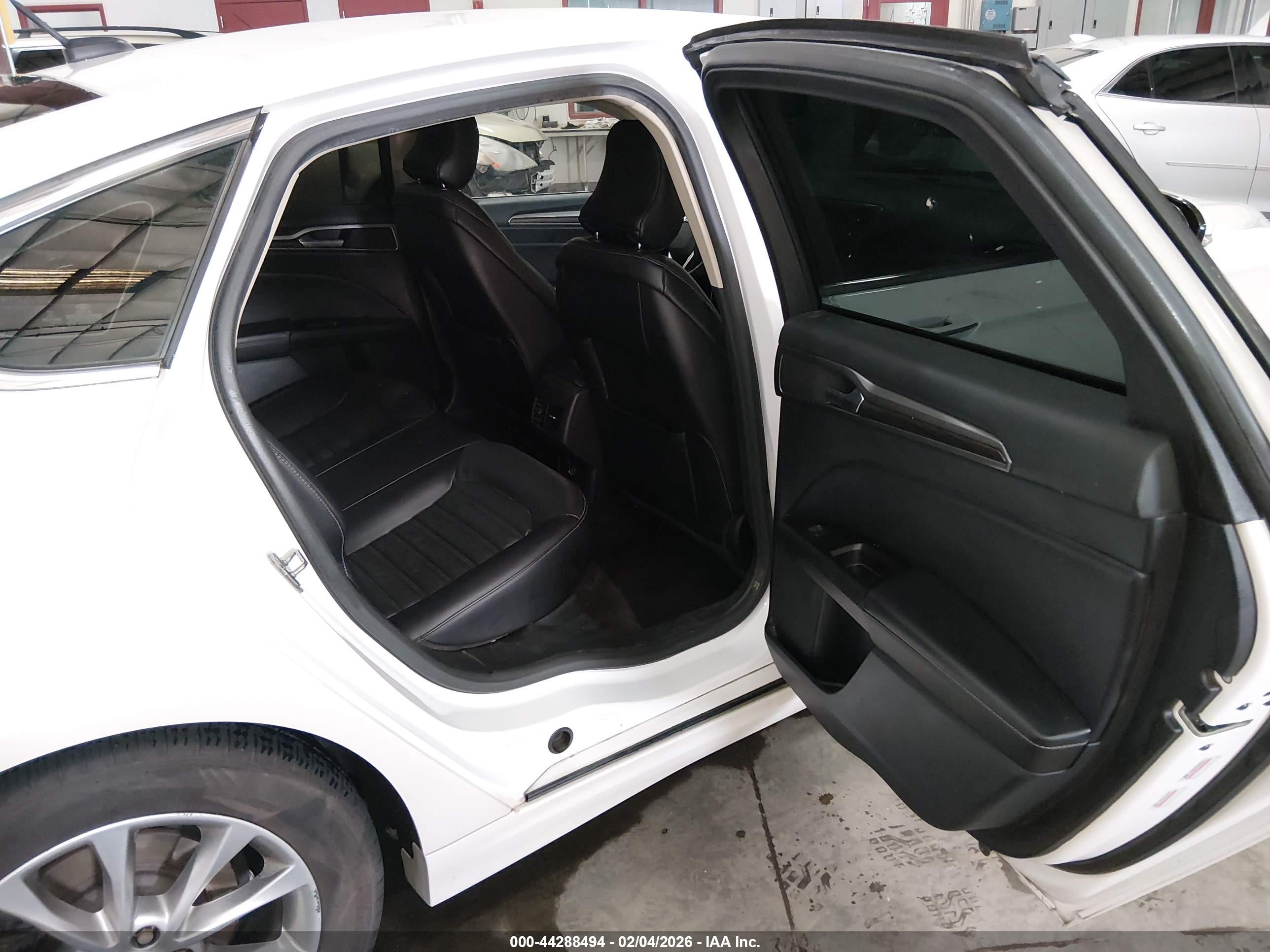 FORD FUSION image 8