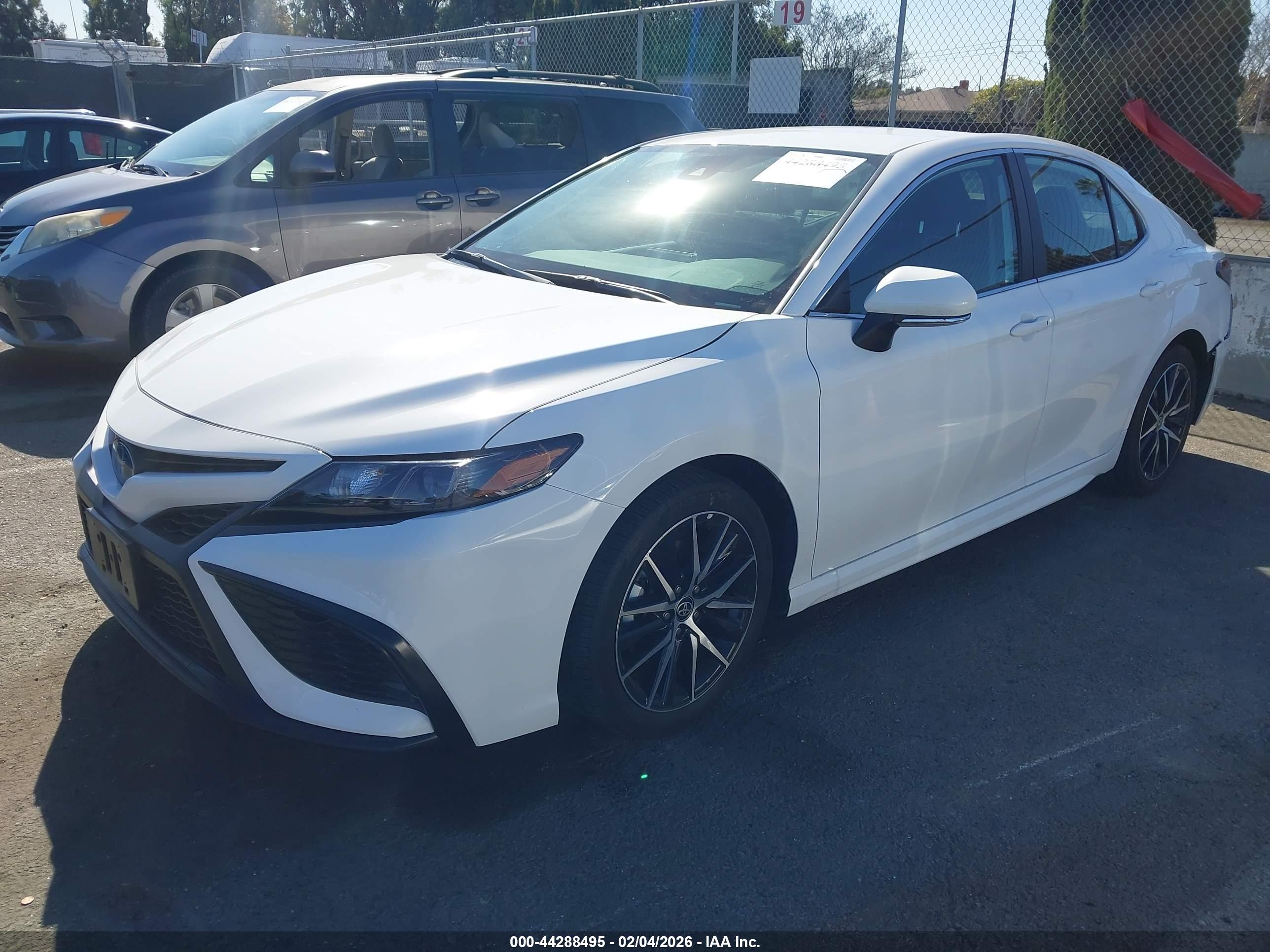 TOYOTA CAMRY image 2