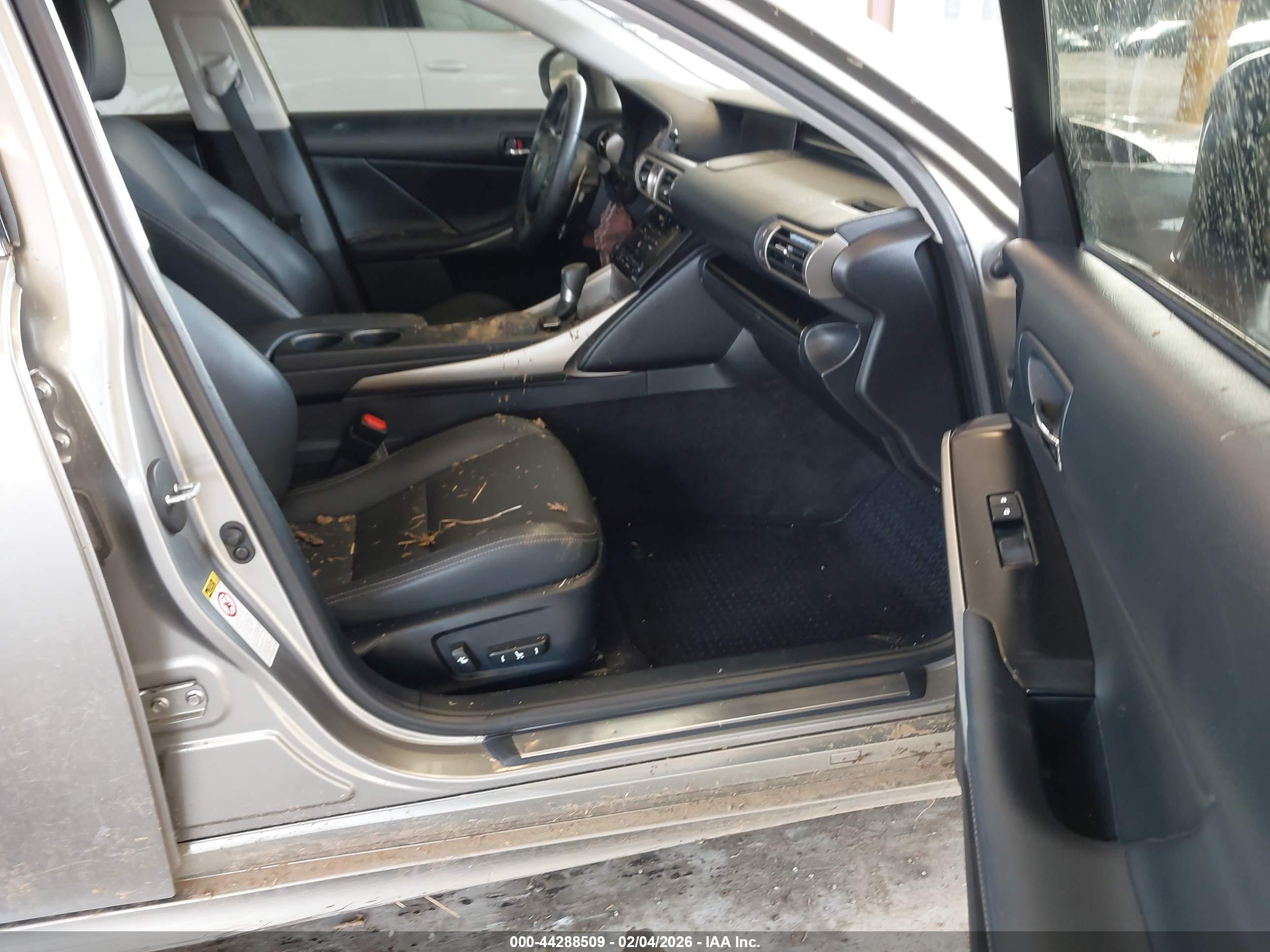 LEXUS IS image 5