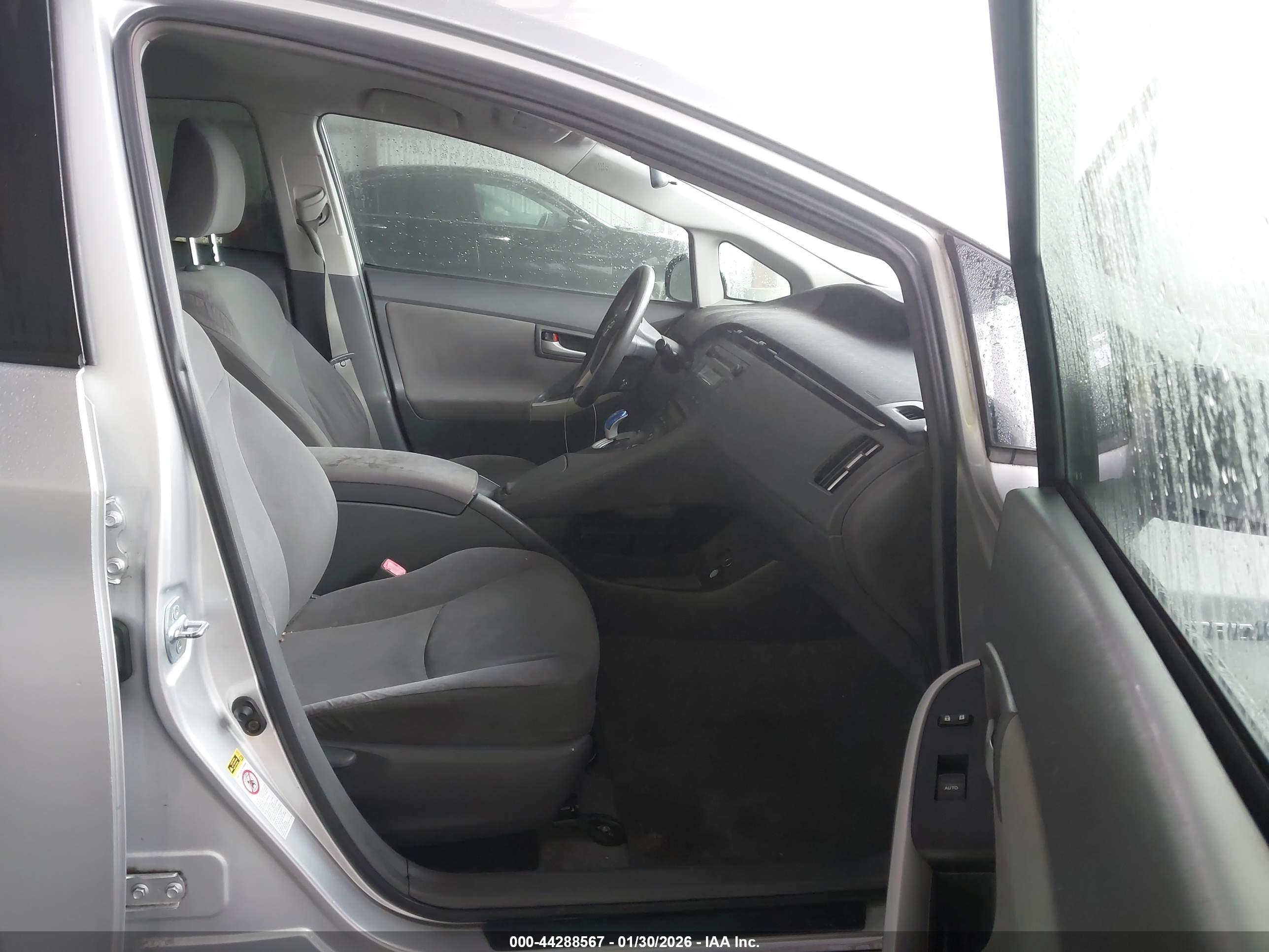 TOYOTA PRIUS image 5
