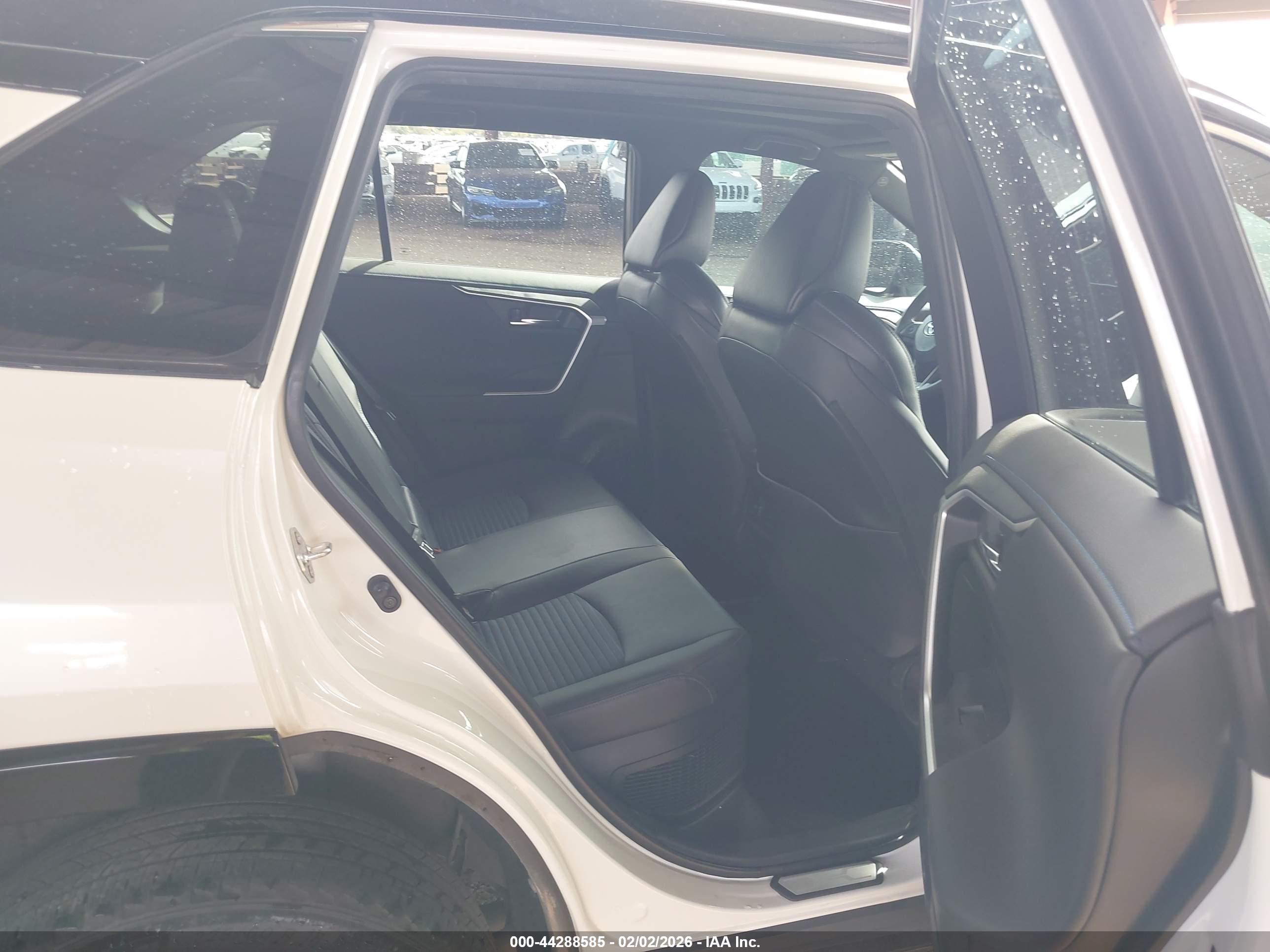 TOYOTA RAV4 image 8